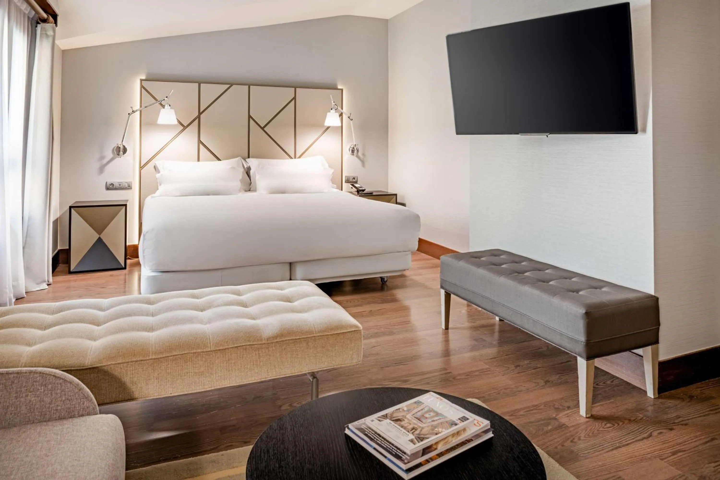 Photo of the whole room, Bed in NH Collection León Plaza Mayor