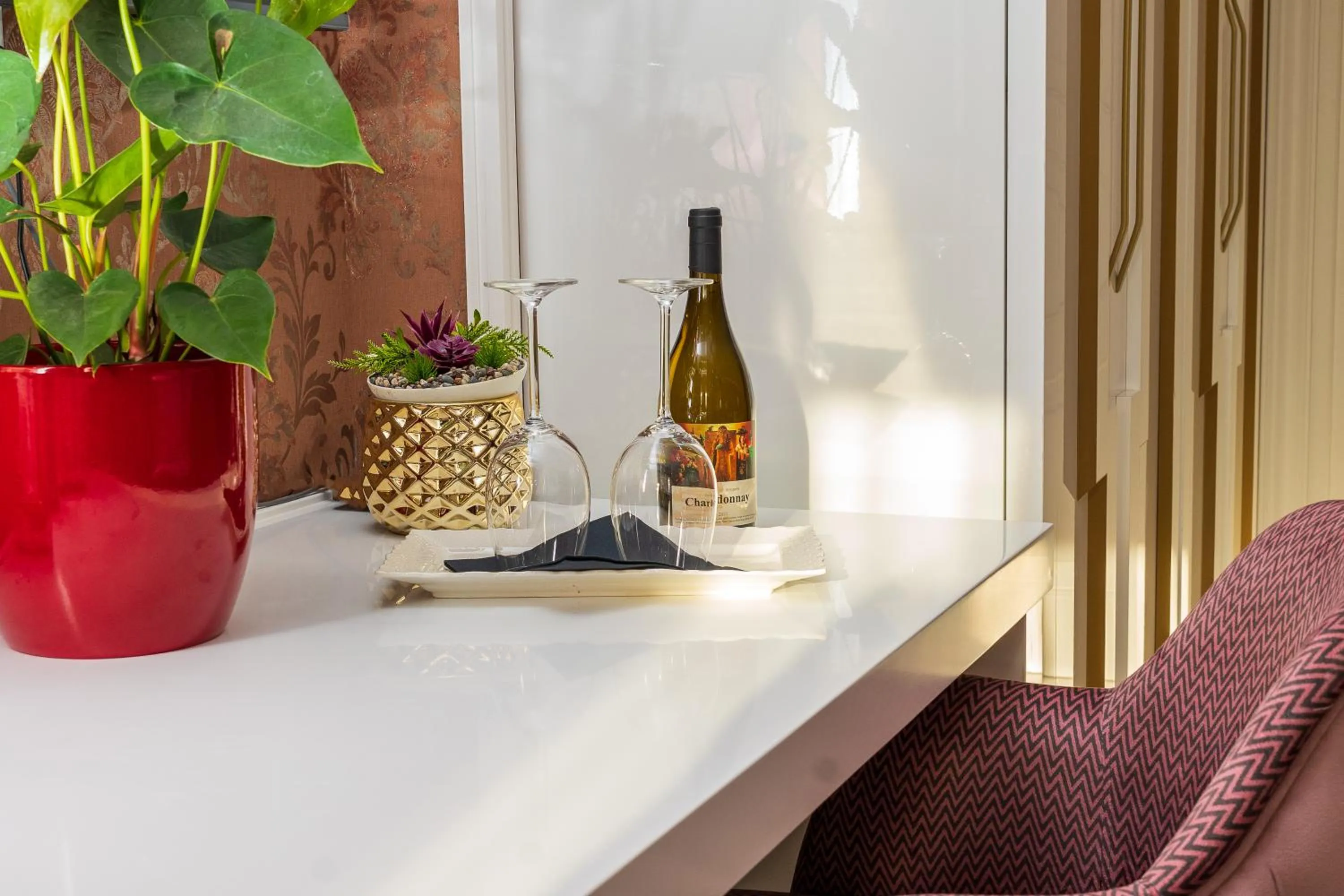 Text overlay in Queen Palace