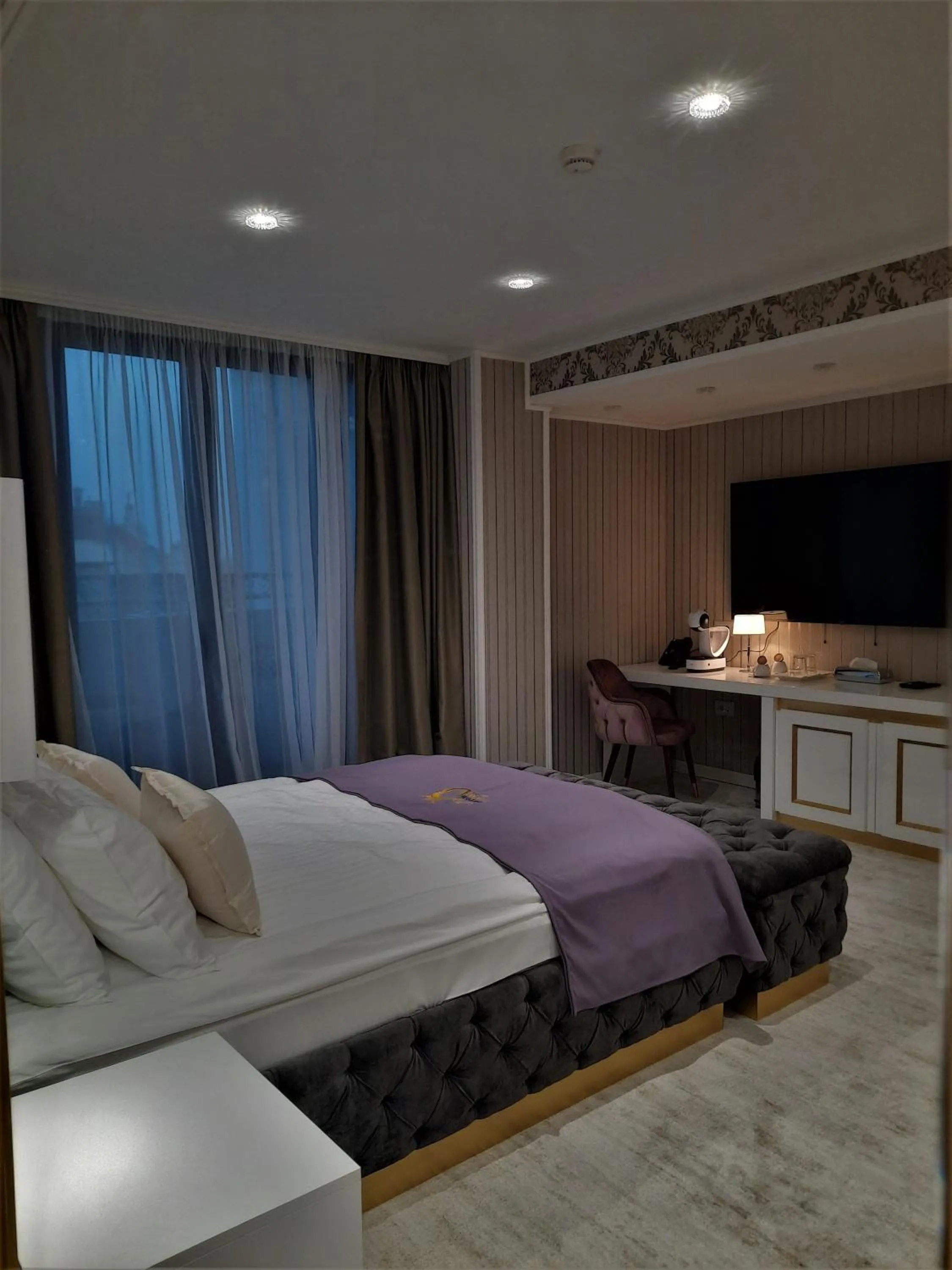 Text overlay, Bed in Queen Palace