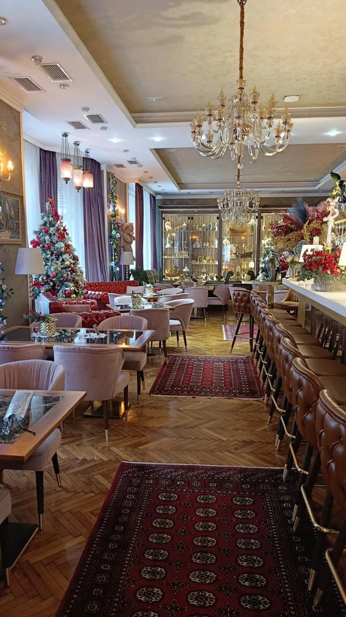 Restaurant/places to eat in Queen Palace