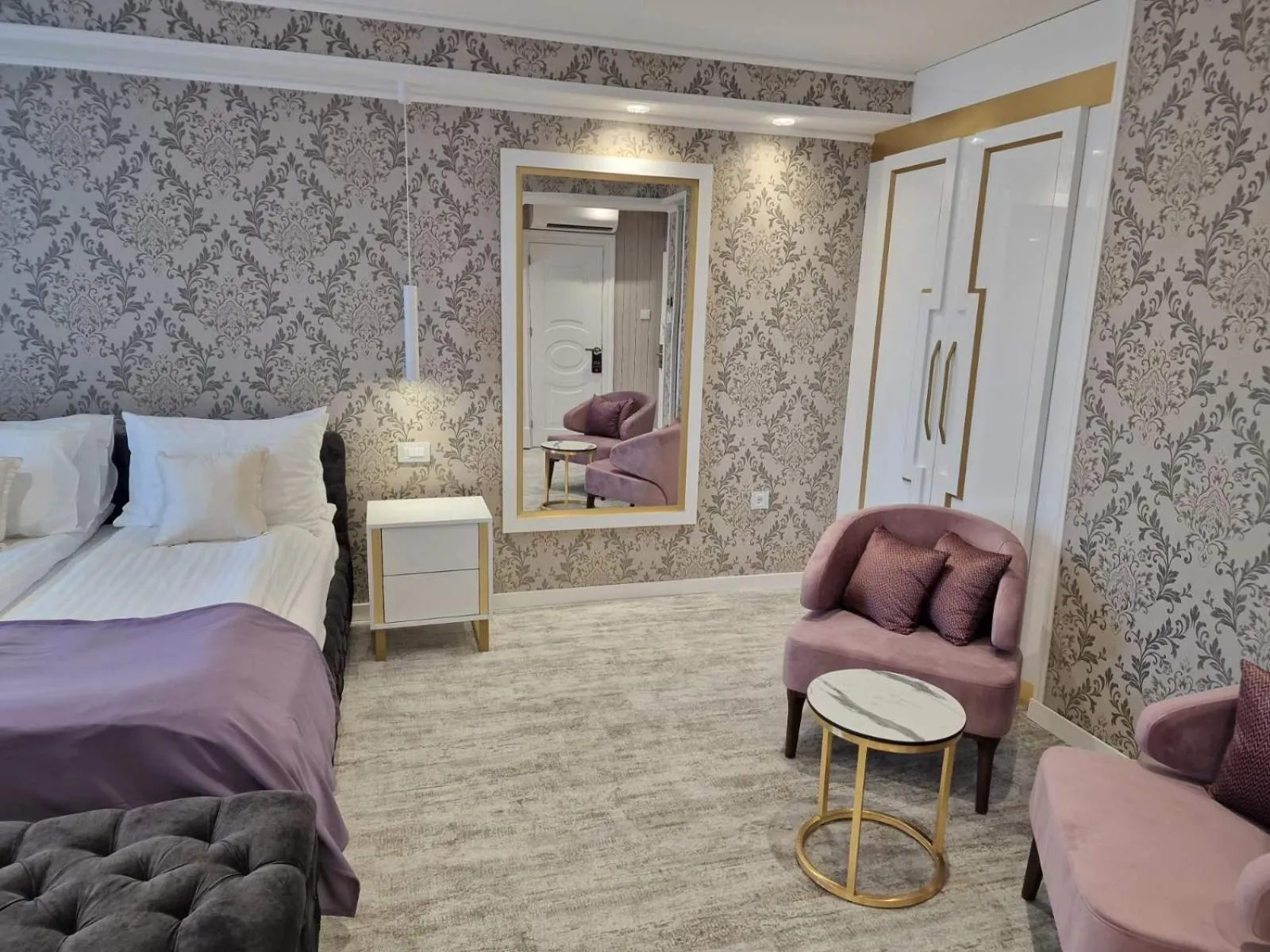 Text overlay, Bed in Queen Palace