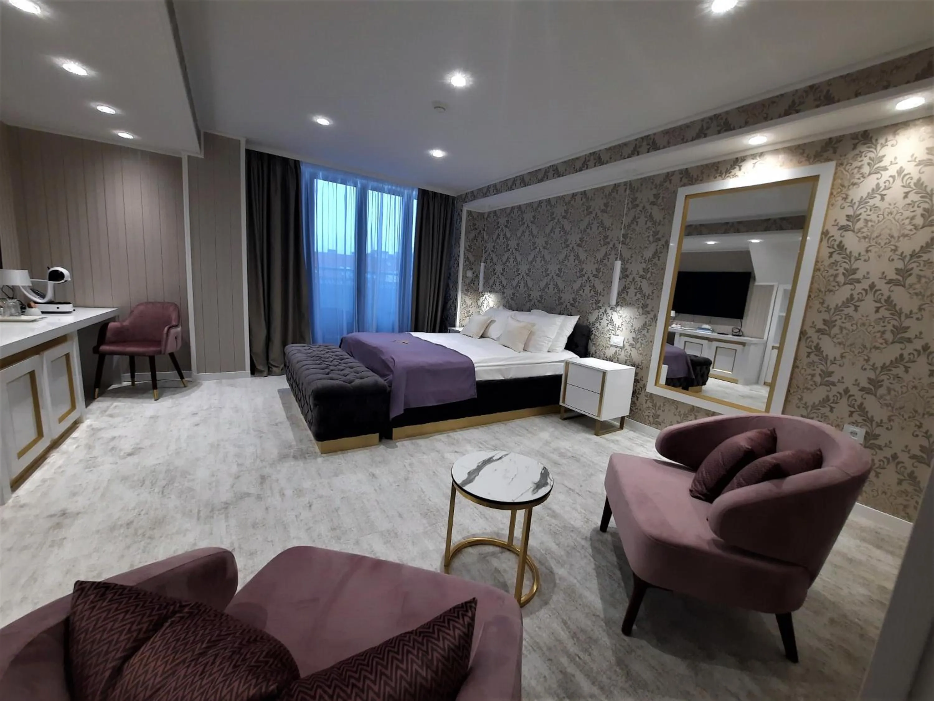 Text overlay in Queen Palace