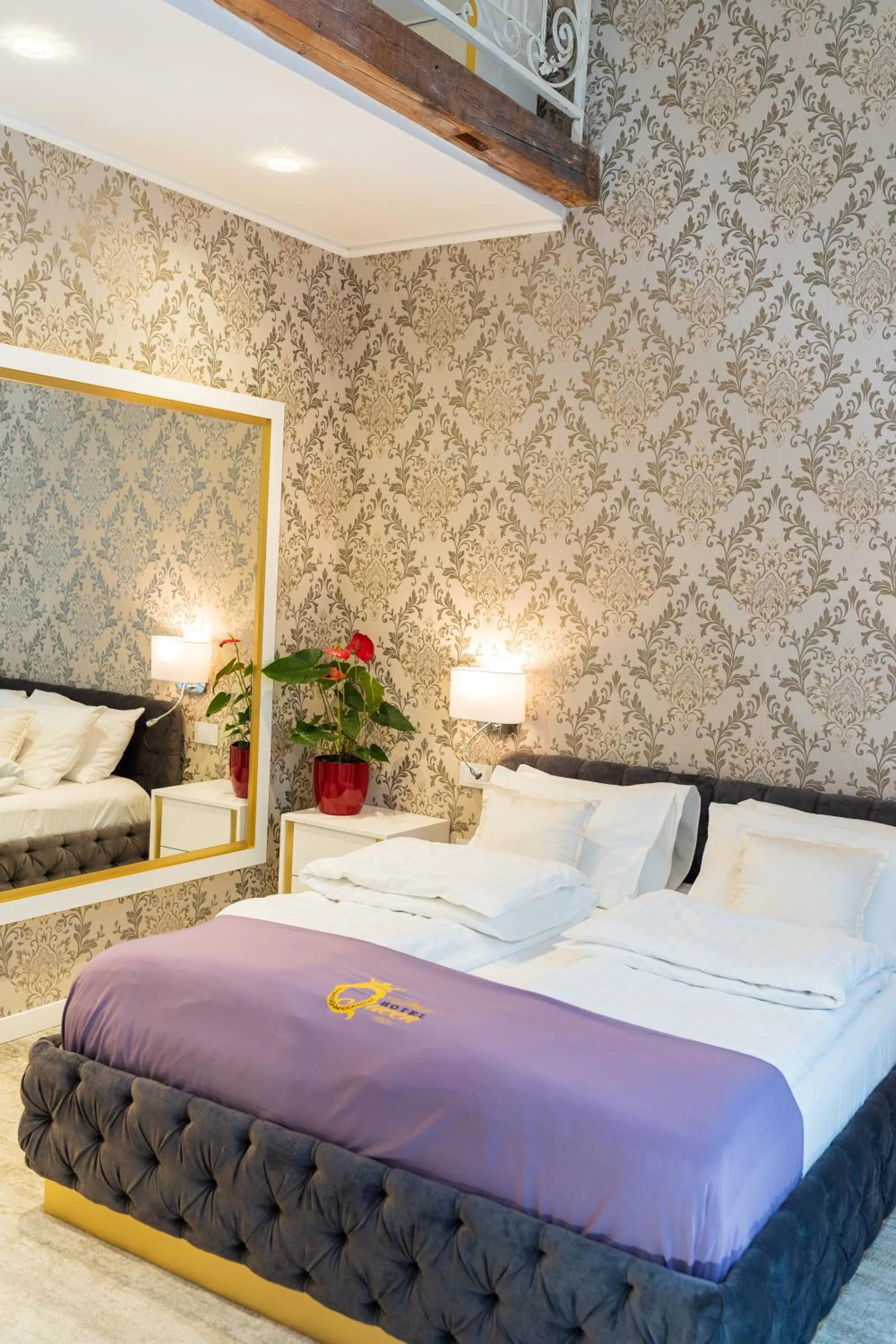 Photo of the whole room, Bed in Queen Palace