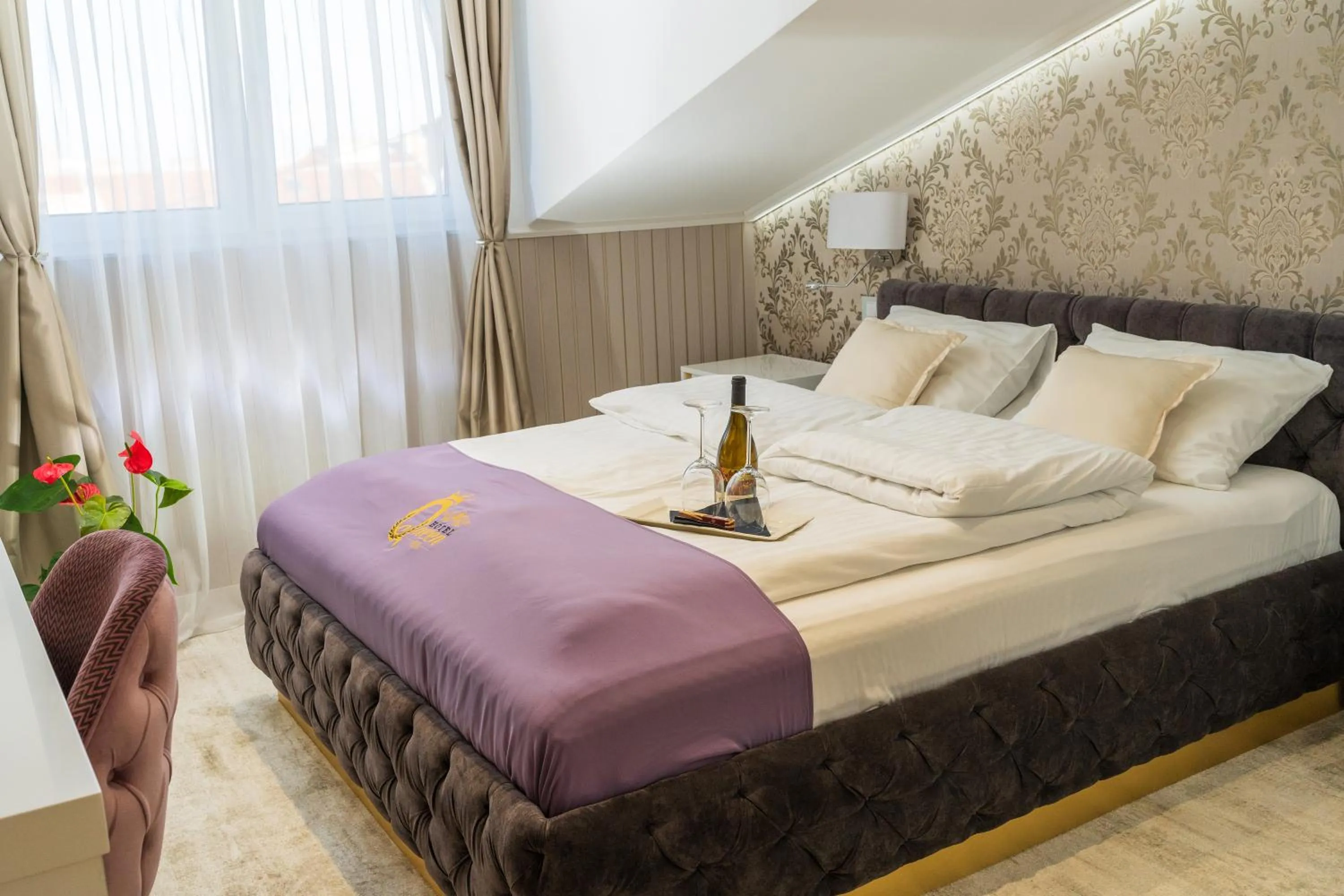 Text overlay, Bed in Queen Palace