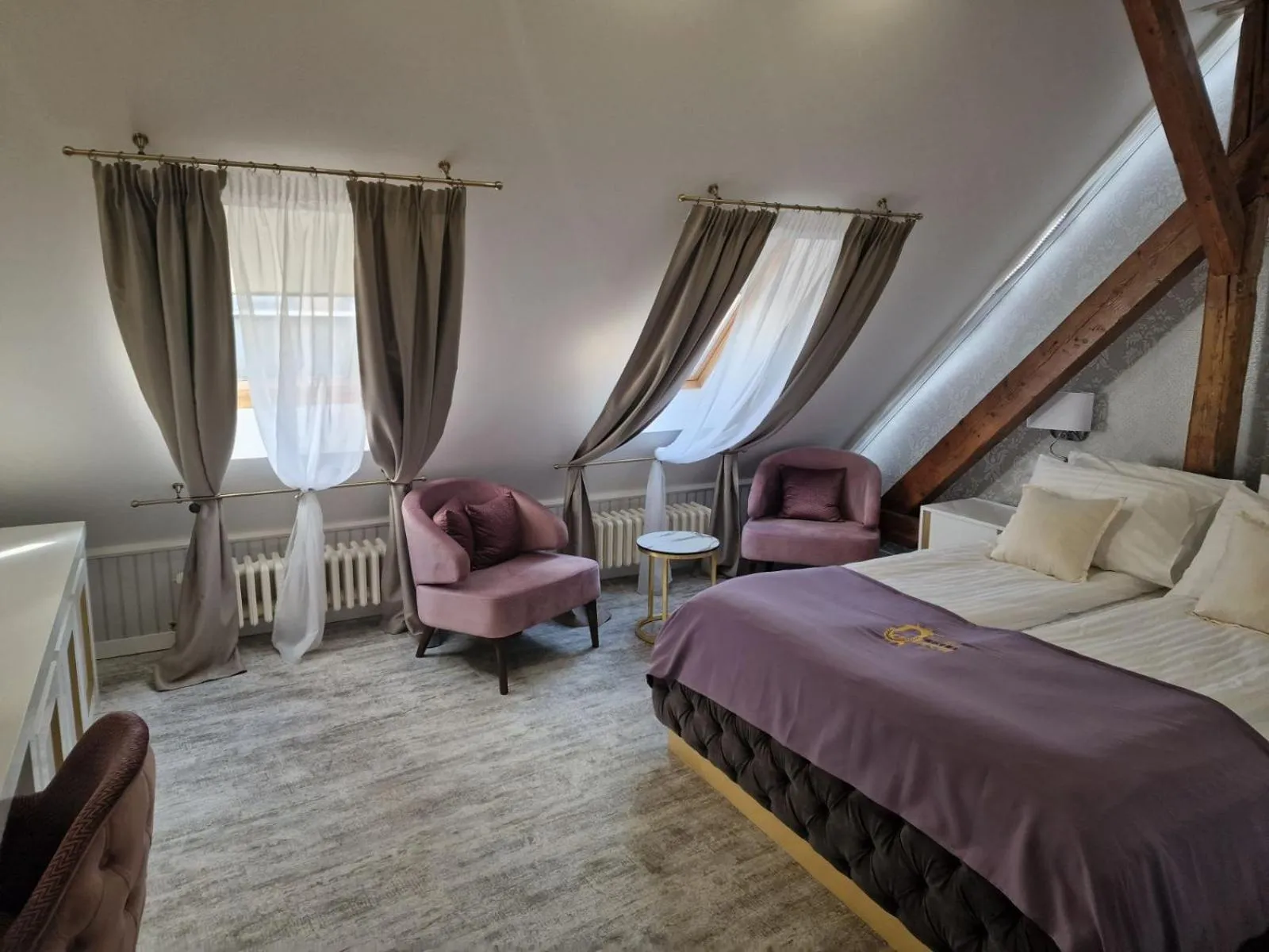 Text overlay, Bed in Queen Palace