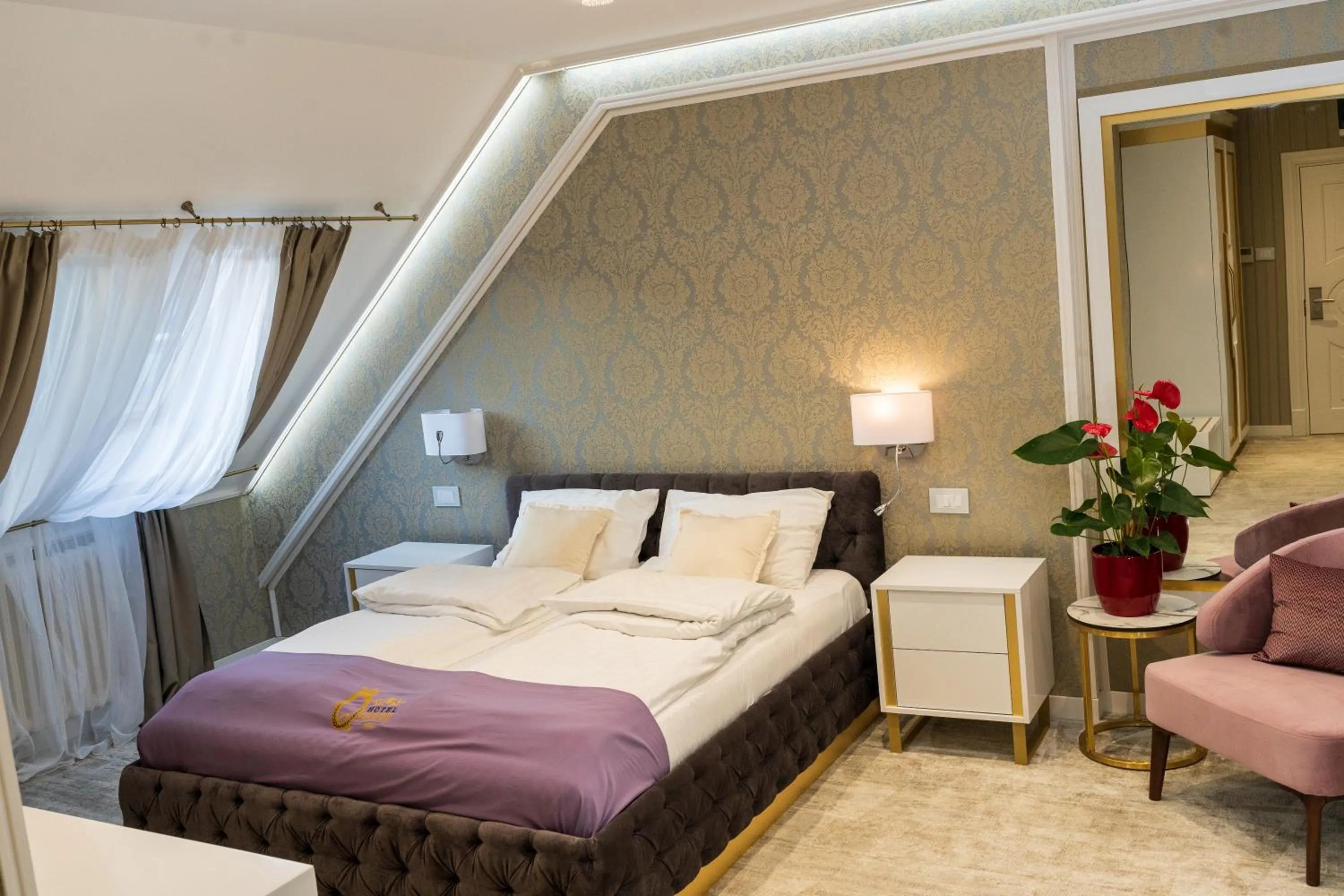 Photo of the whole room, Bed in Queen Palace