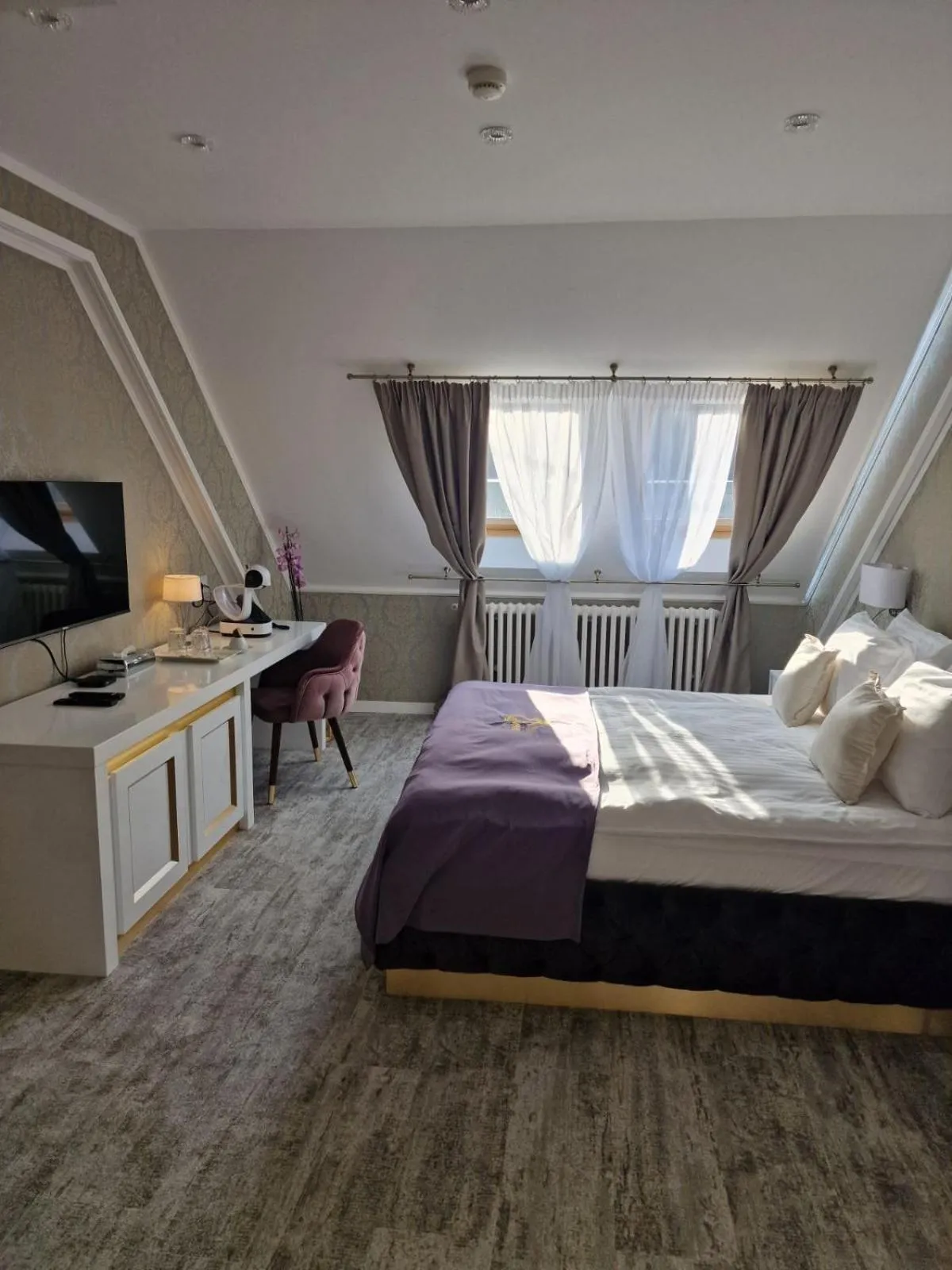 Text overlay, Bed in Queen Palace