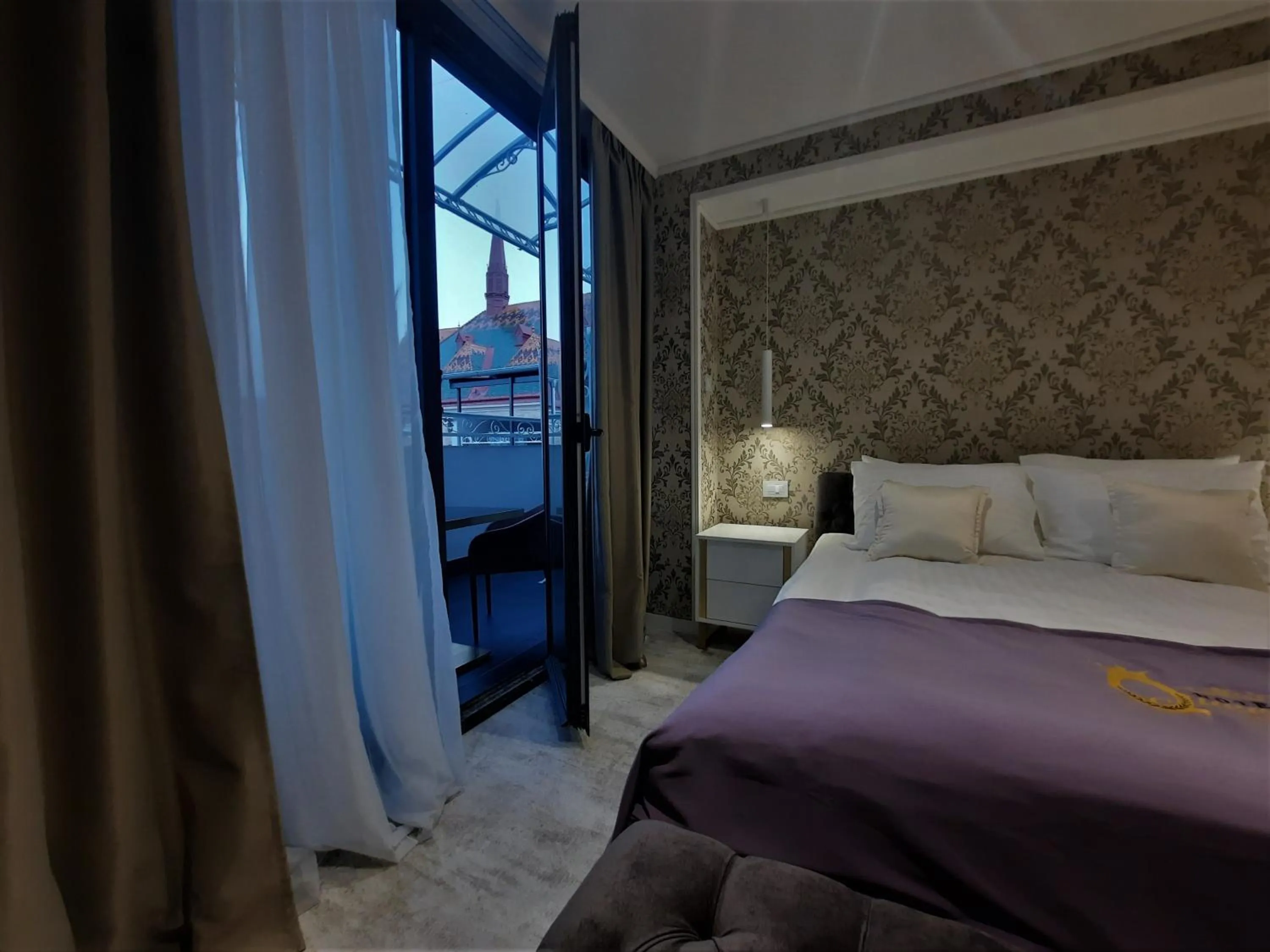 Text overlay, Bed in Queen Palace