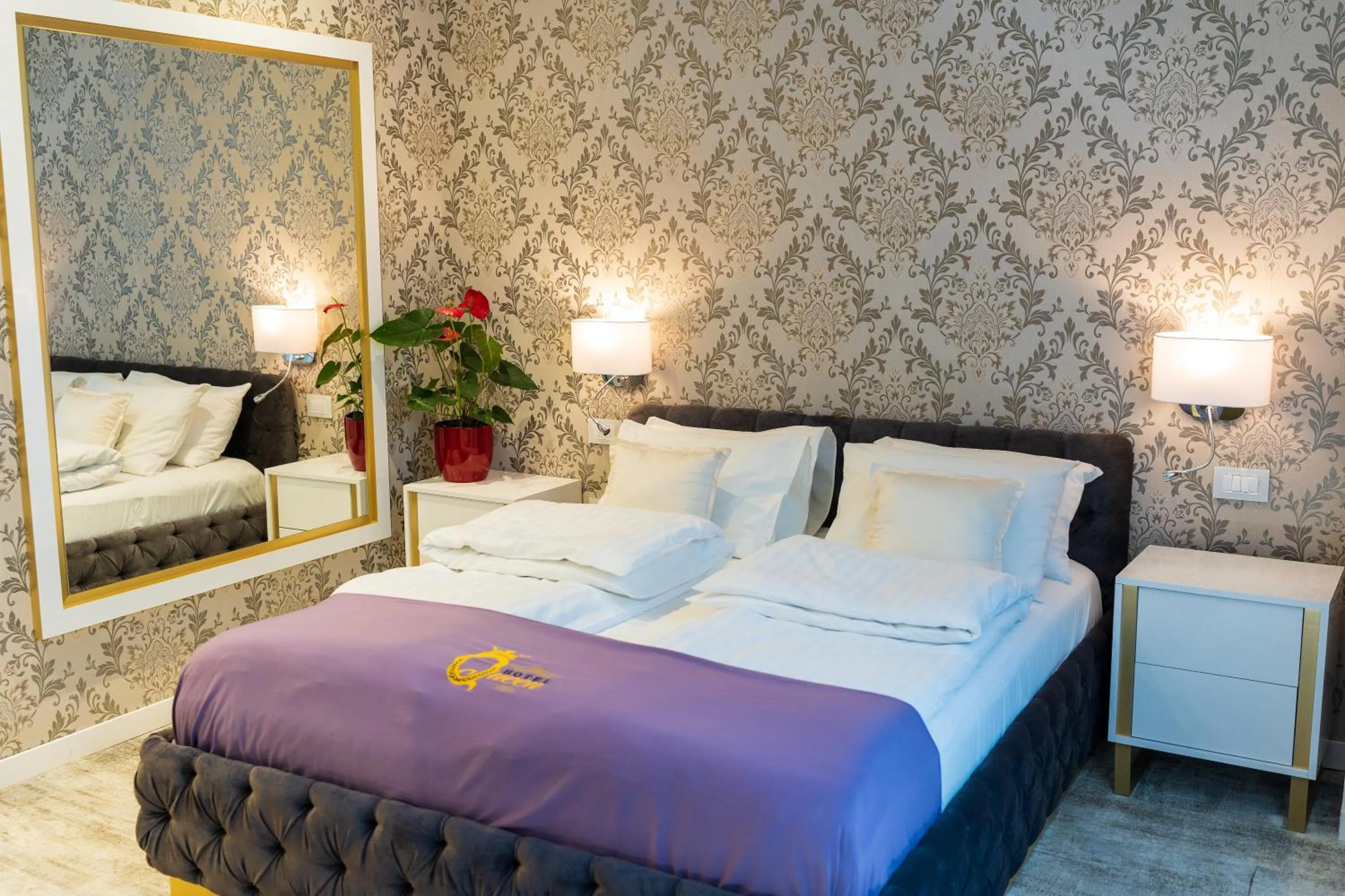 Text overlay, Bed in Queen Palace