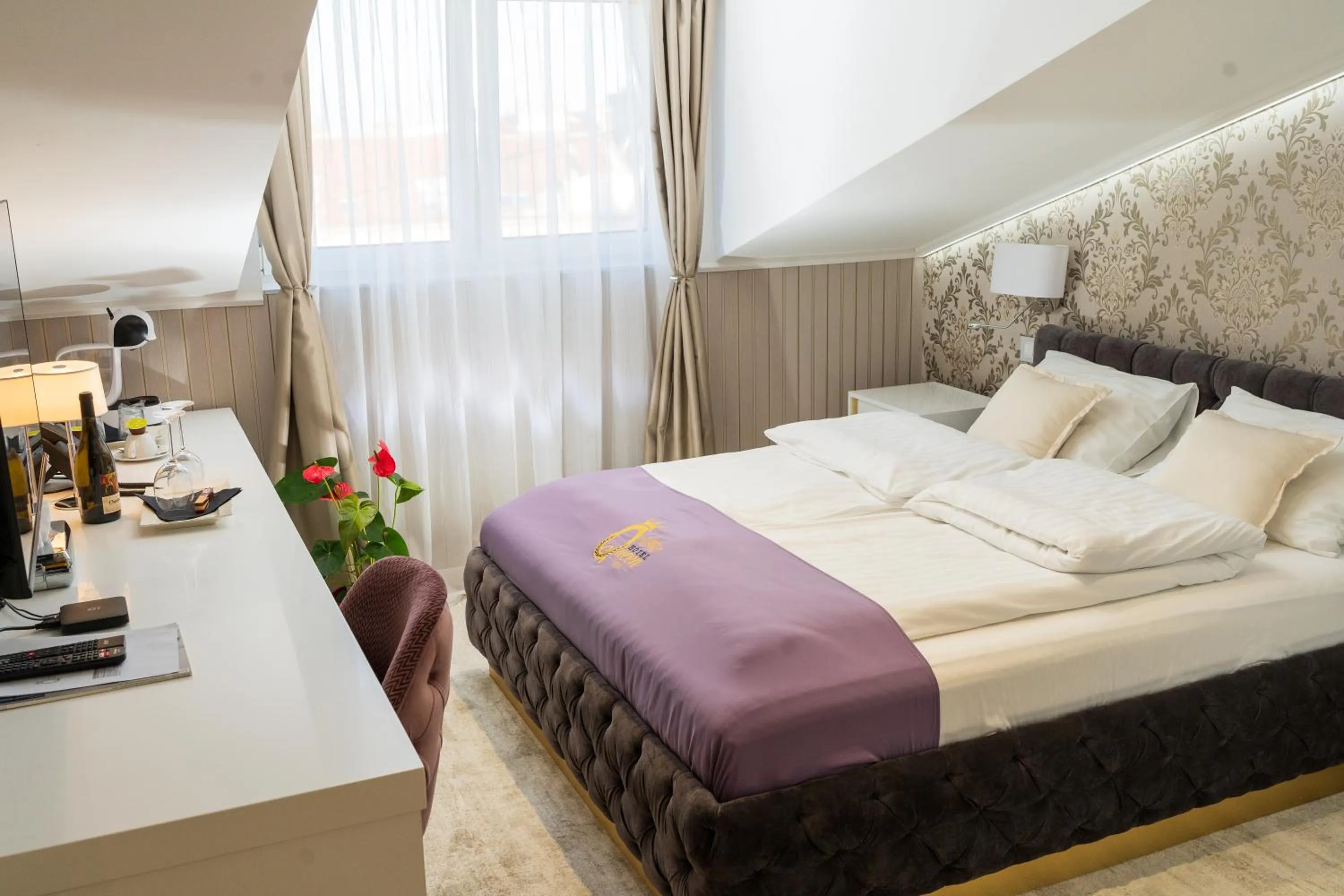 Text overlay, Bed in Queen Palace