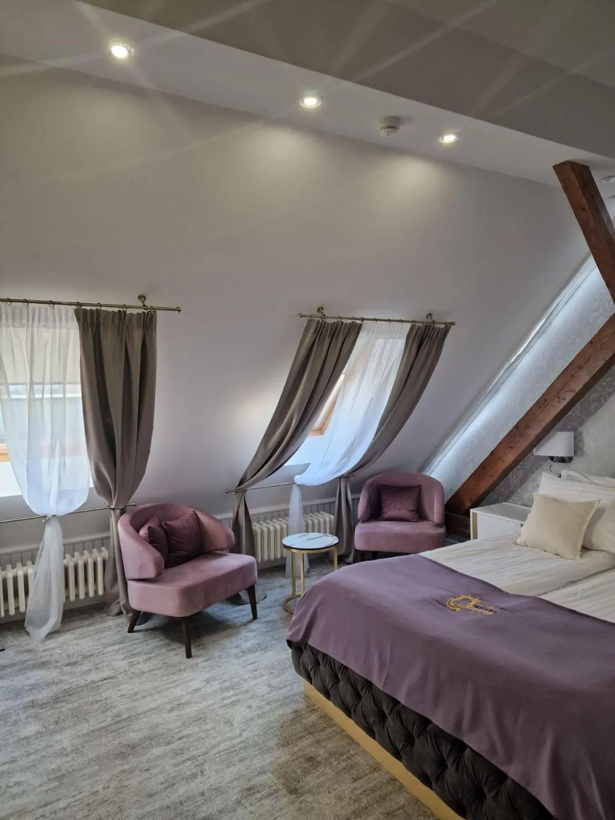 Text overlay, Bed in Queen Palace