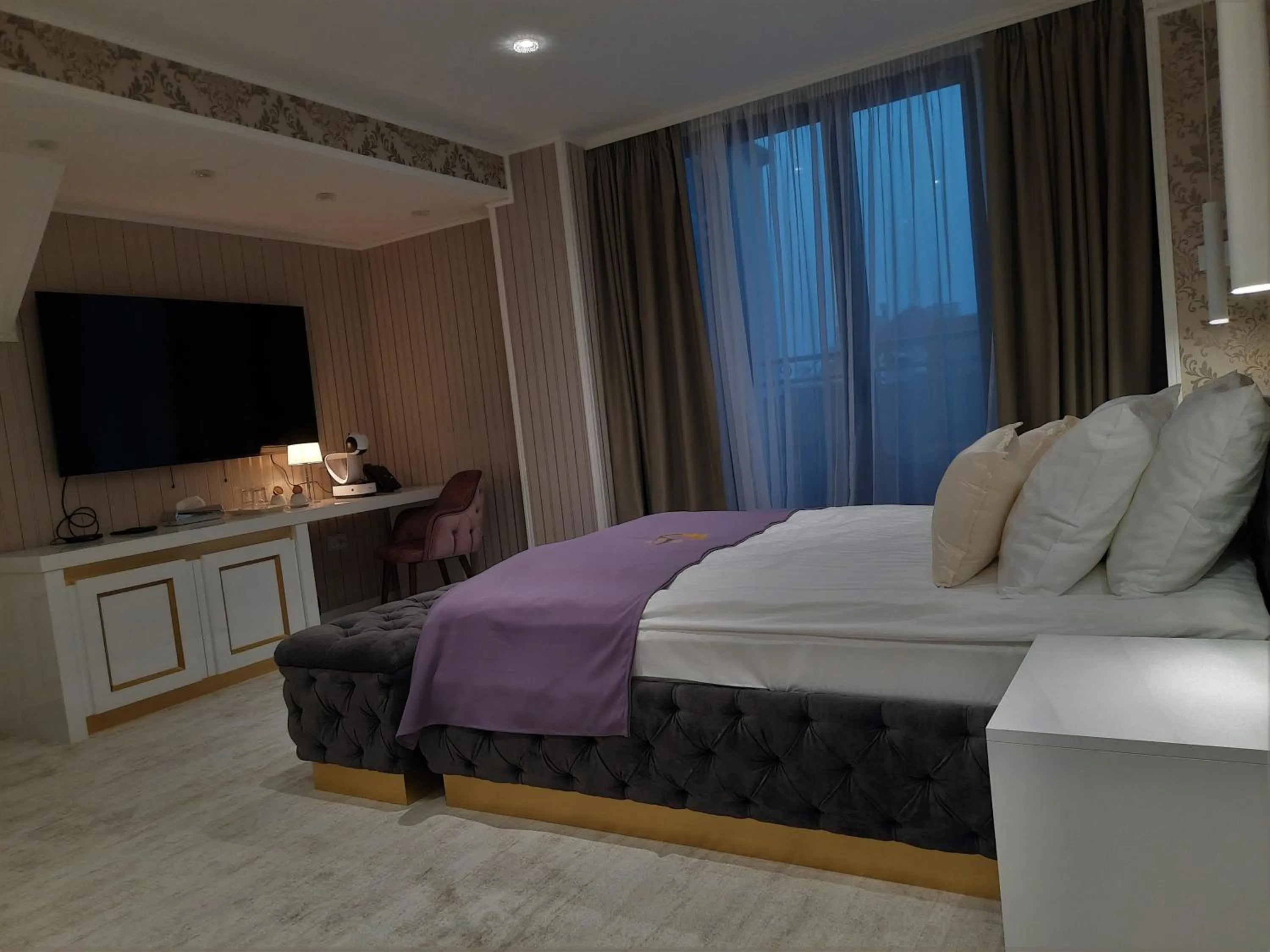 Text overlay, Bed in Queen Palace