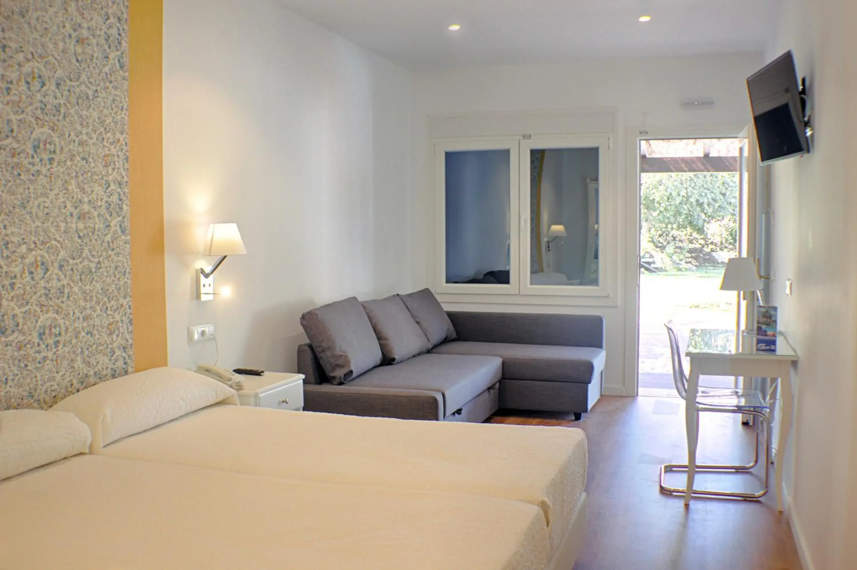 Superior Double or Twin Room with Pool View in Hotel Malaga Picasso Superior Double or Twin Room with Pool View in Hotel Malaga Picasso