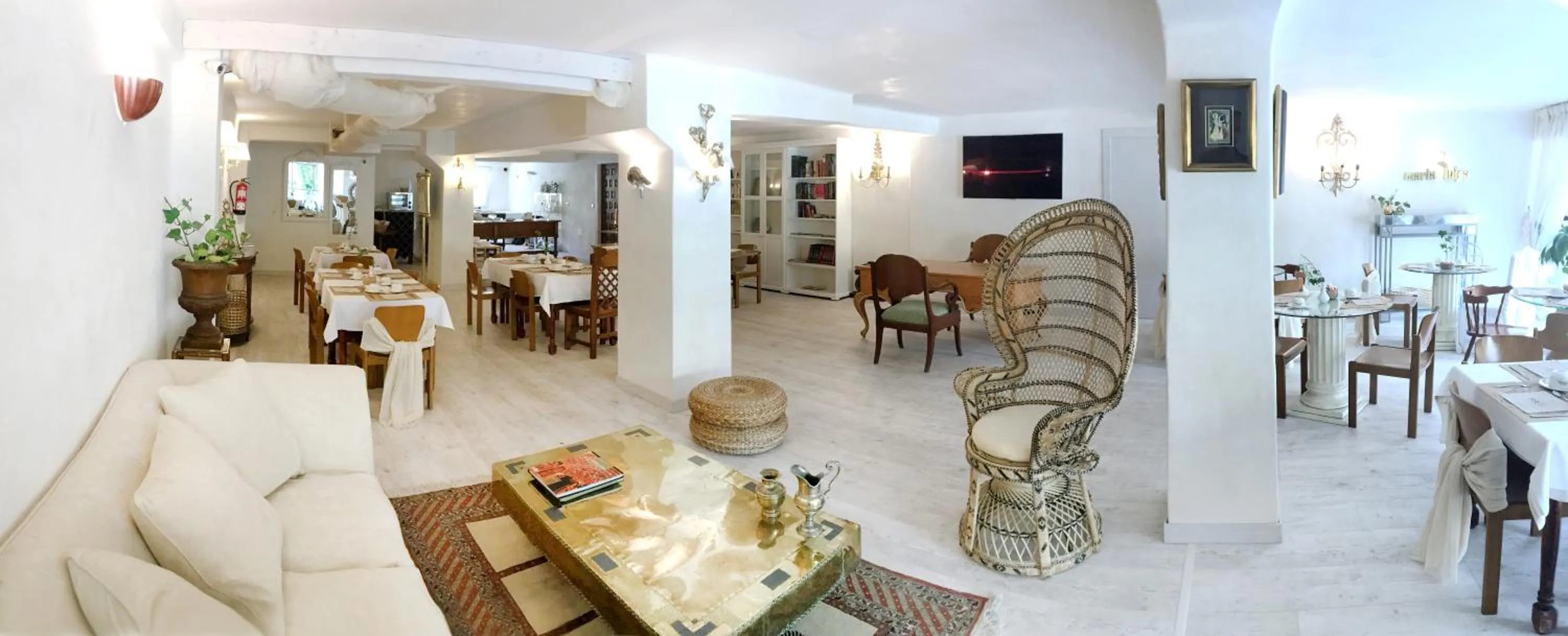 Communal lounge/ TV room in Hotel Maria Luisa