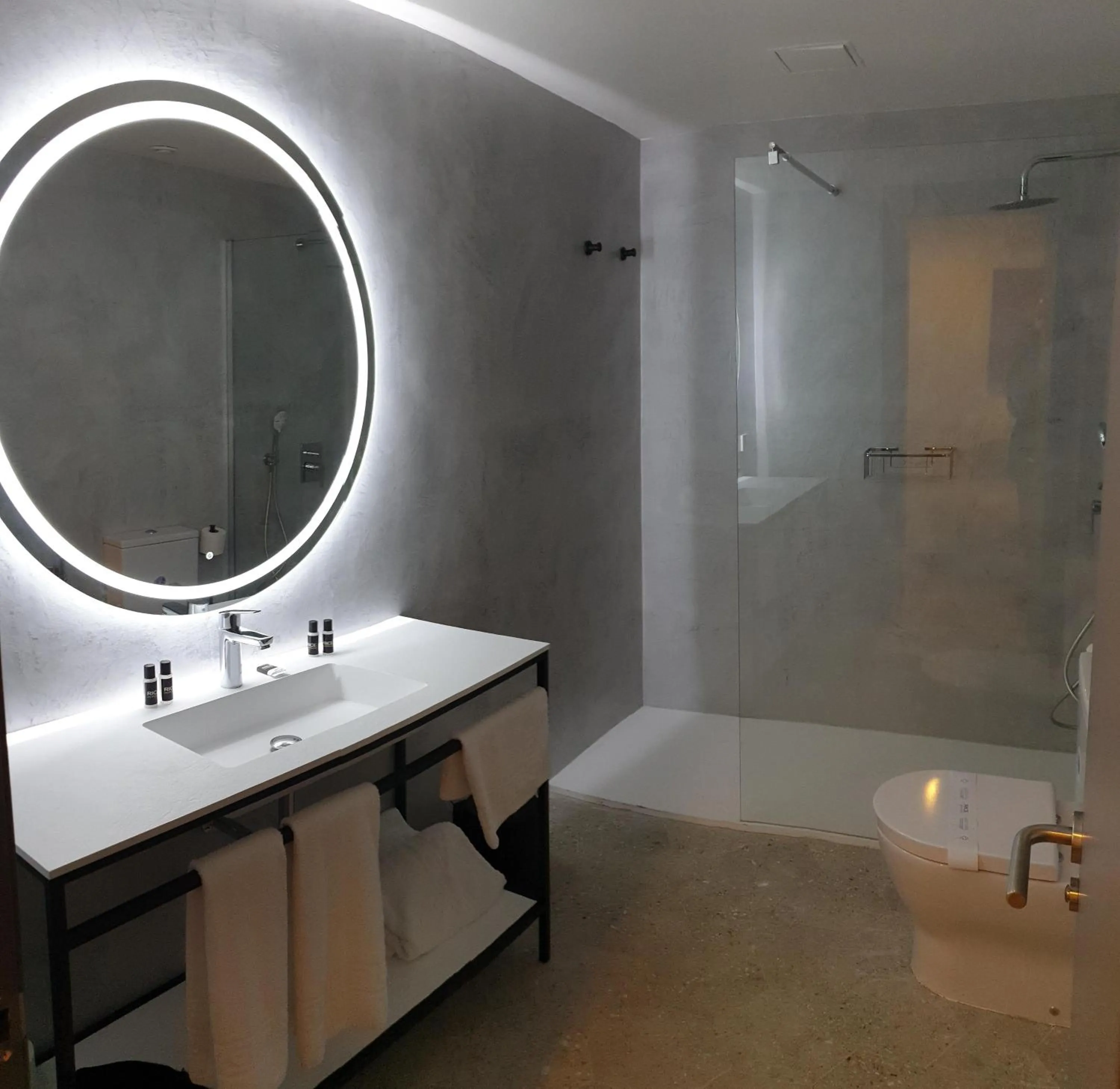 Shower in RICE Reyes Católicos