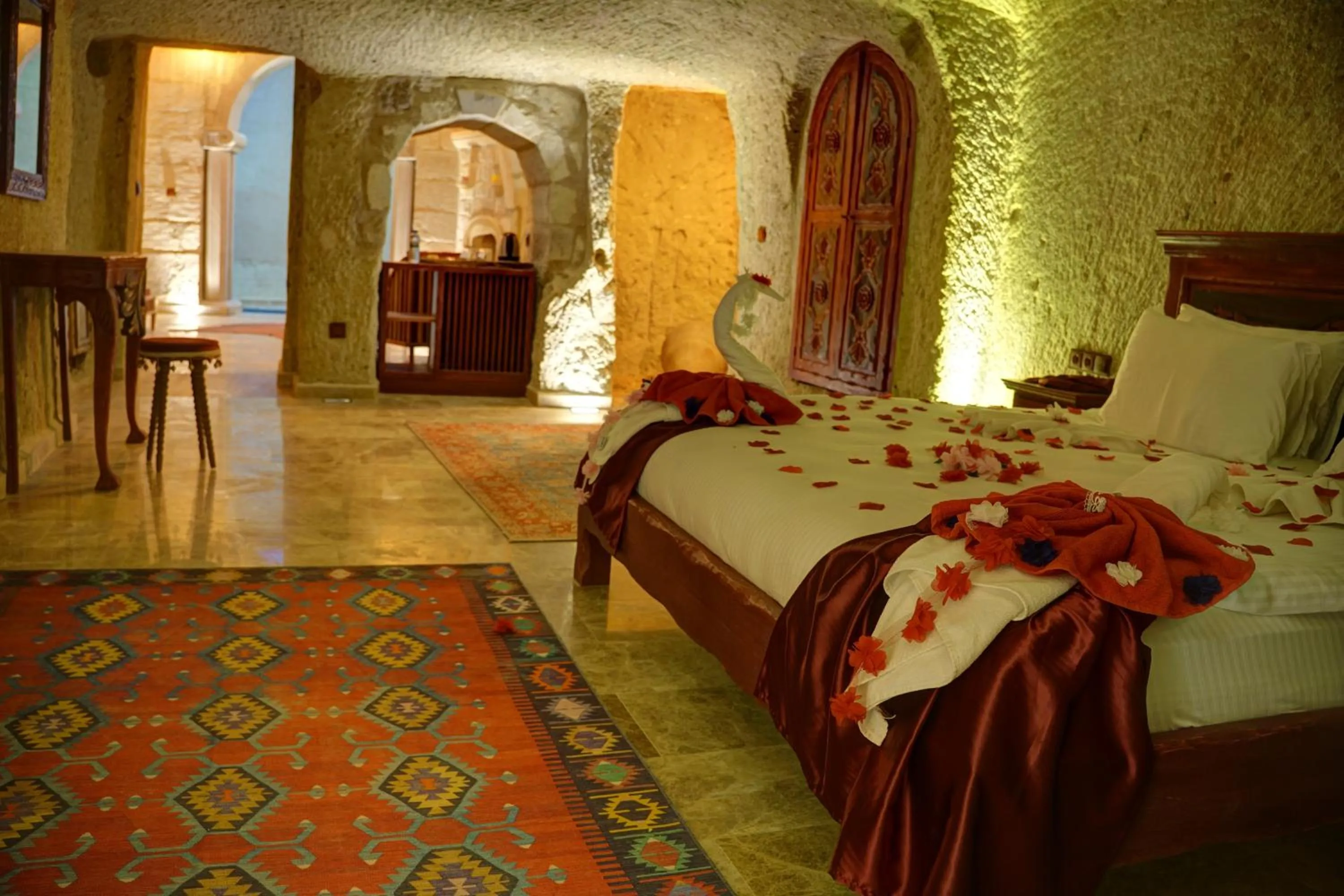 Photo of the whole room, Bed in The Calypso Cave