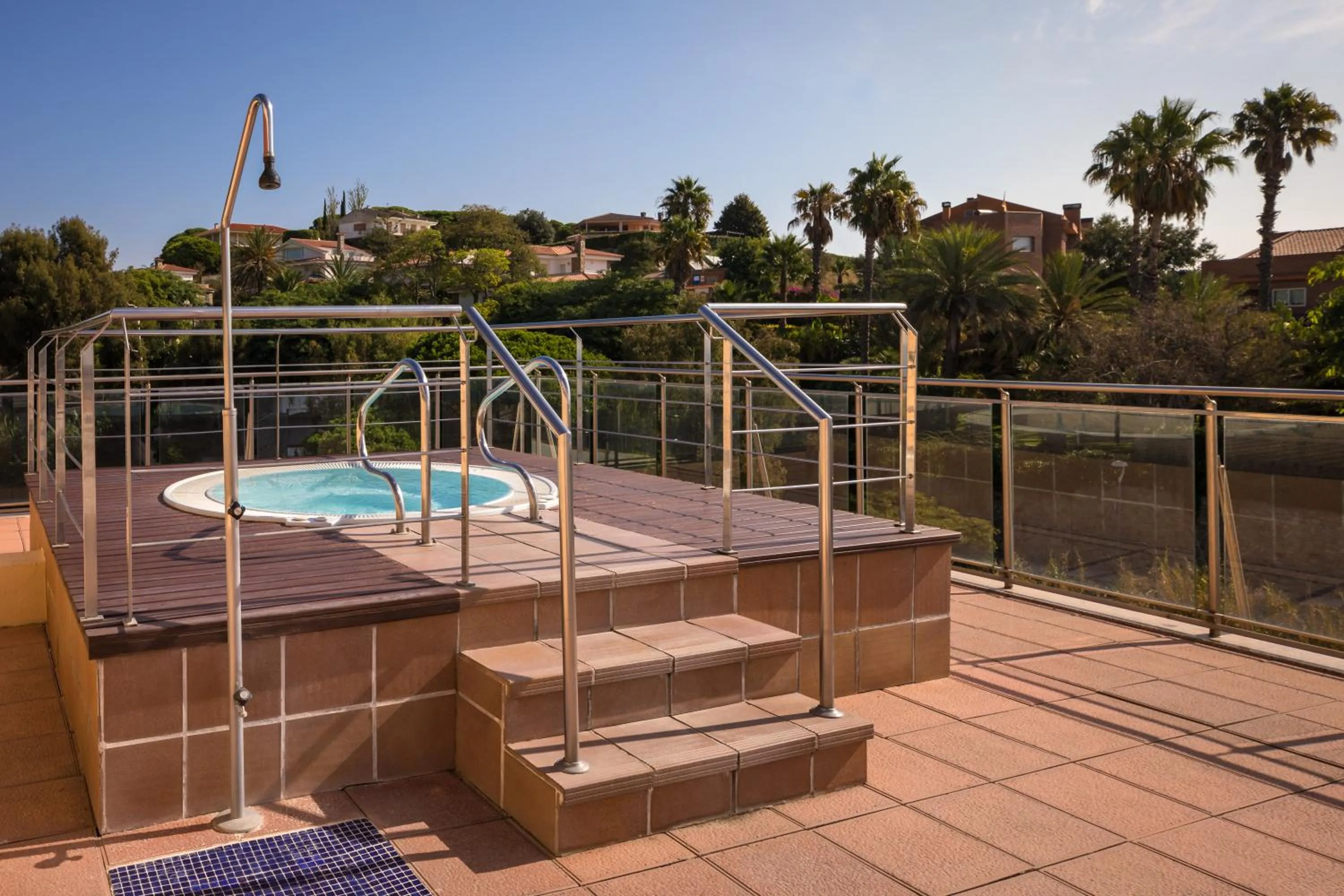 Hot Tub in htop Jadhe 4Sup #htopBliss