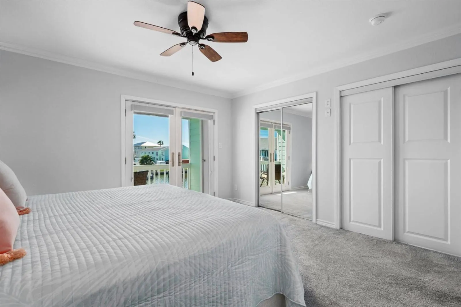 Property building, Bed in 5 Oclock Somewhere