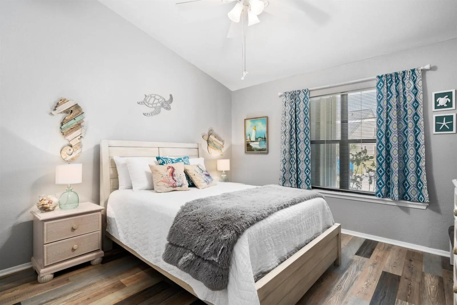 Property building, Bed in BoHo by the Bay