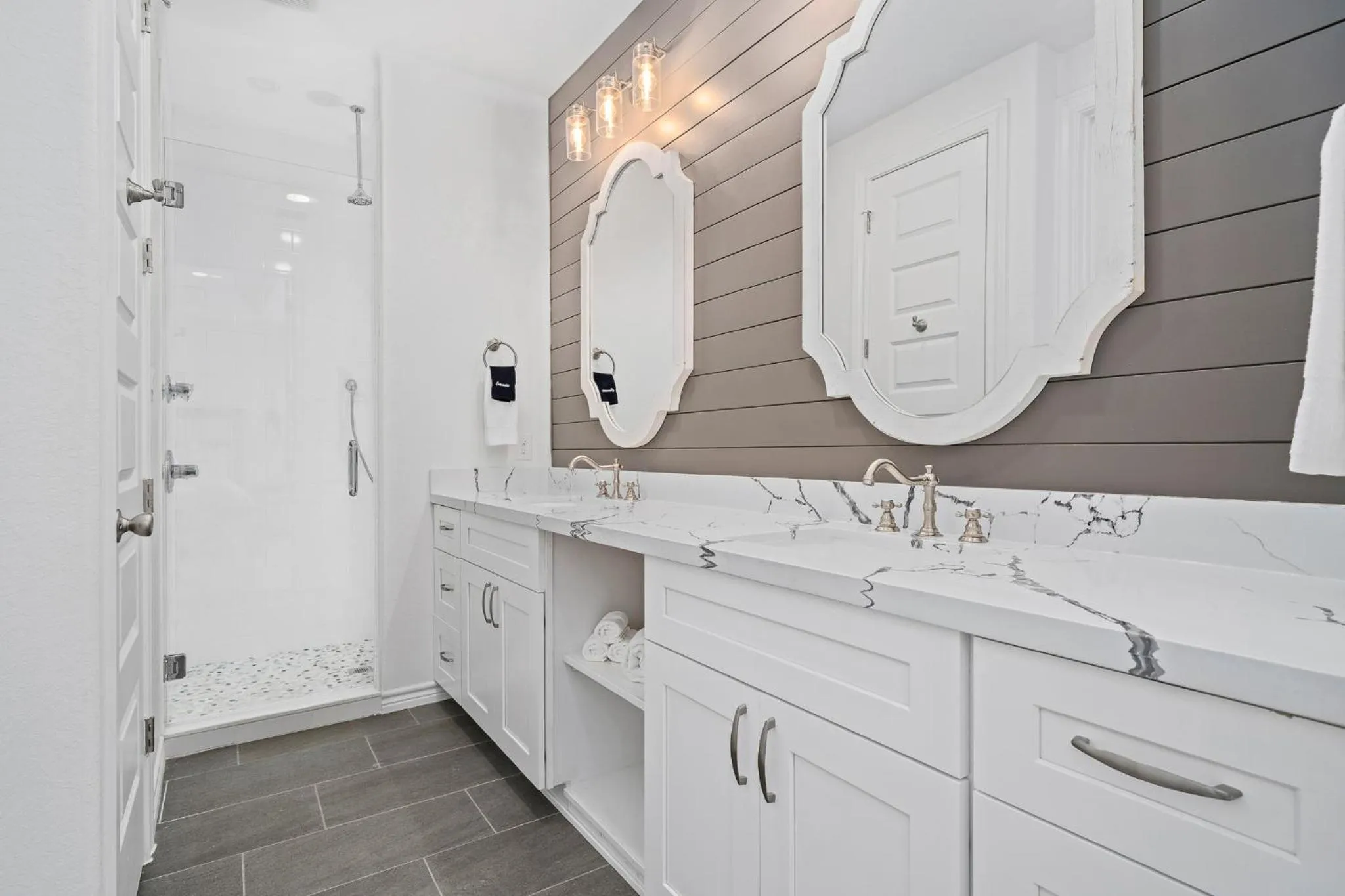 Property building in Birds on the Bay