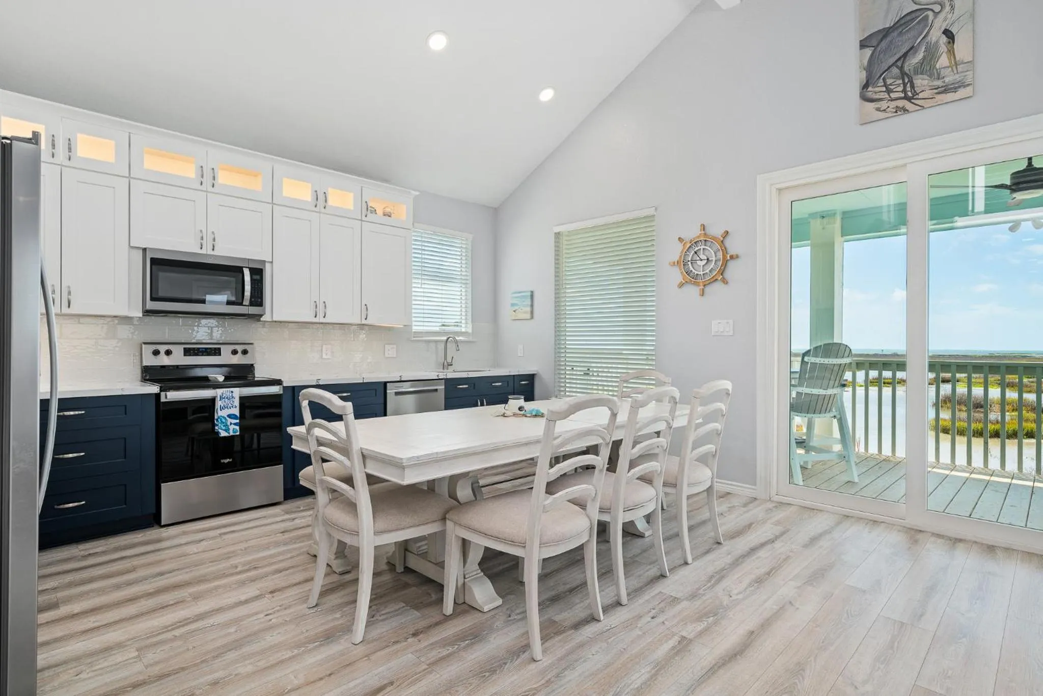 Property building in Birds on the Bay