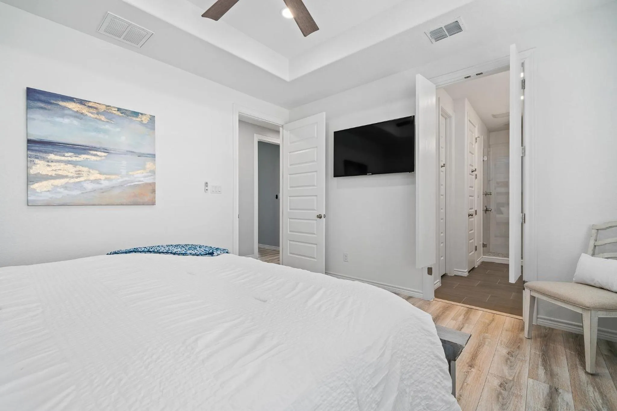 Property building, Bed in Birds on the Bay