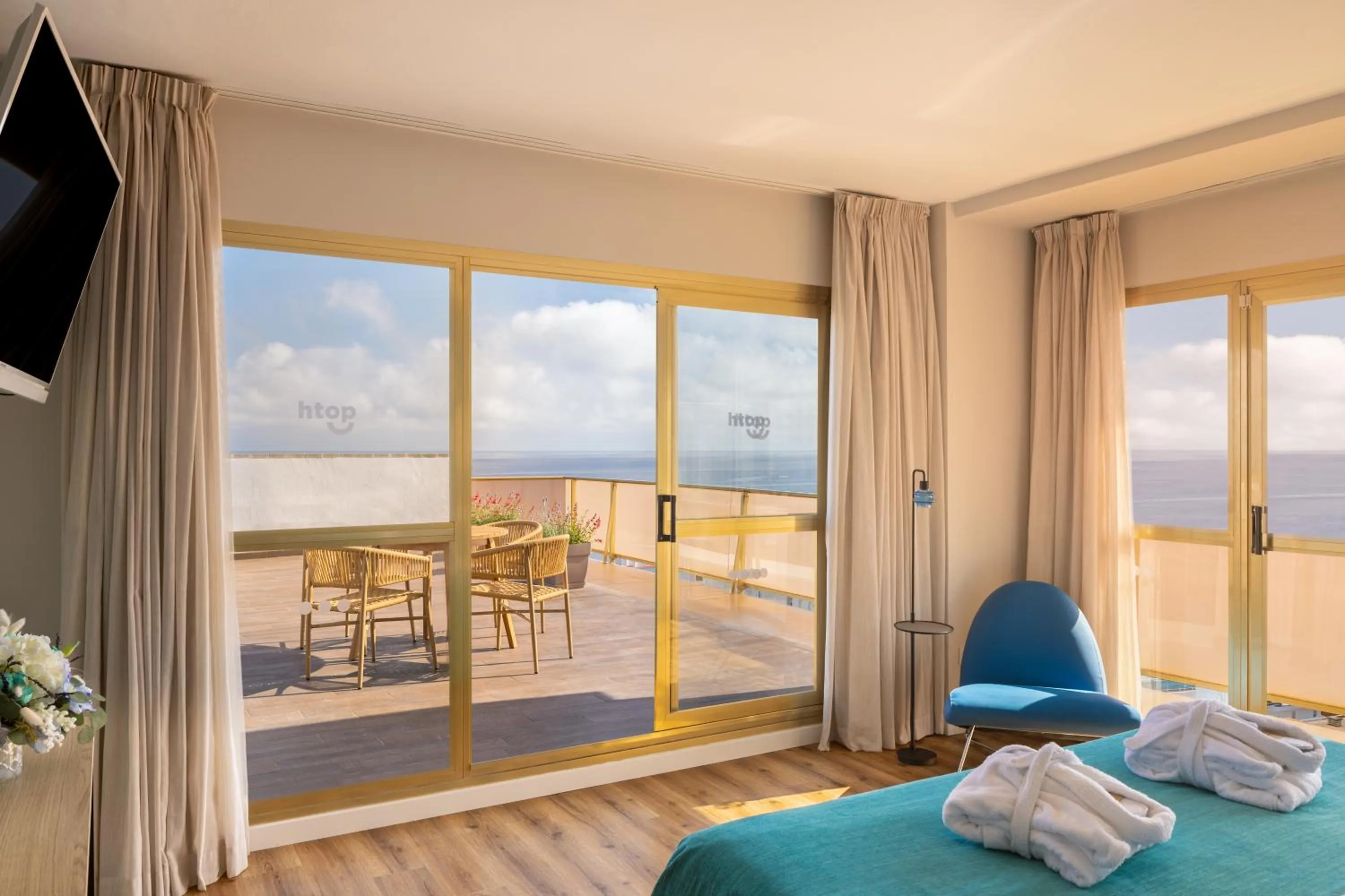 Photo of the whole room, Bed in htop Amaika & SPA 4Sup - Adults Only #htopBliss