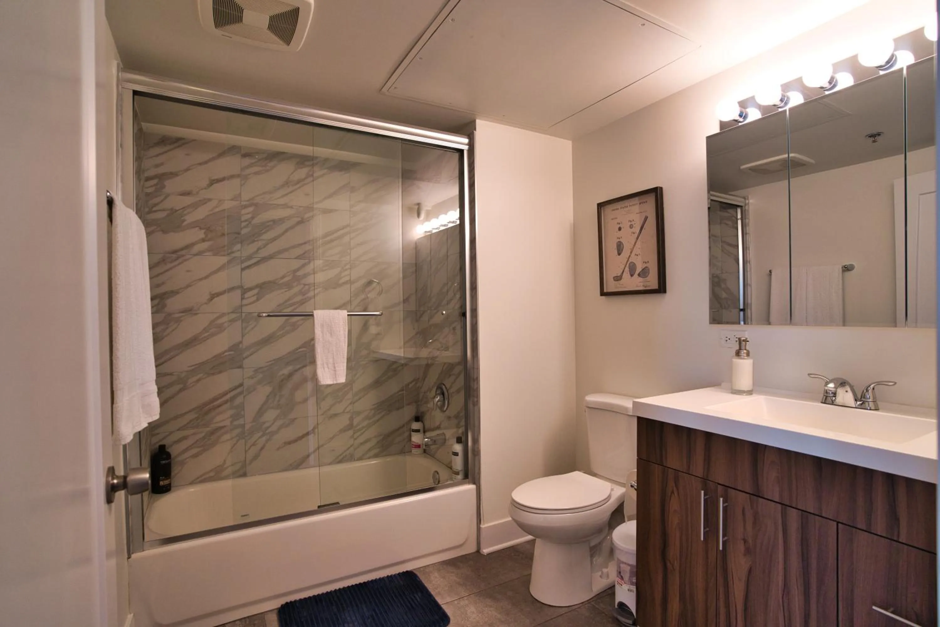 South Loop 2BR Getaway with Smart TVs & Optional Parking Near McCormick Place, Museum Campus & Downtown