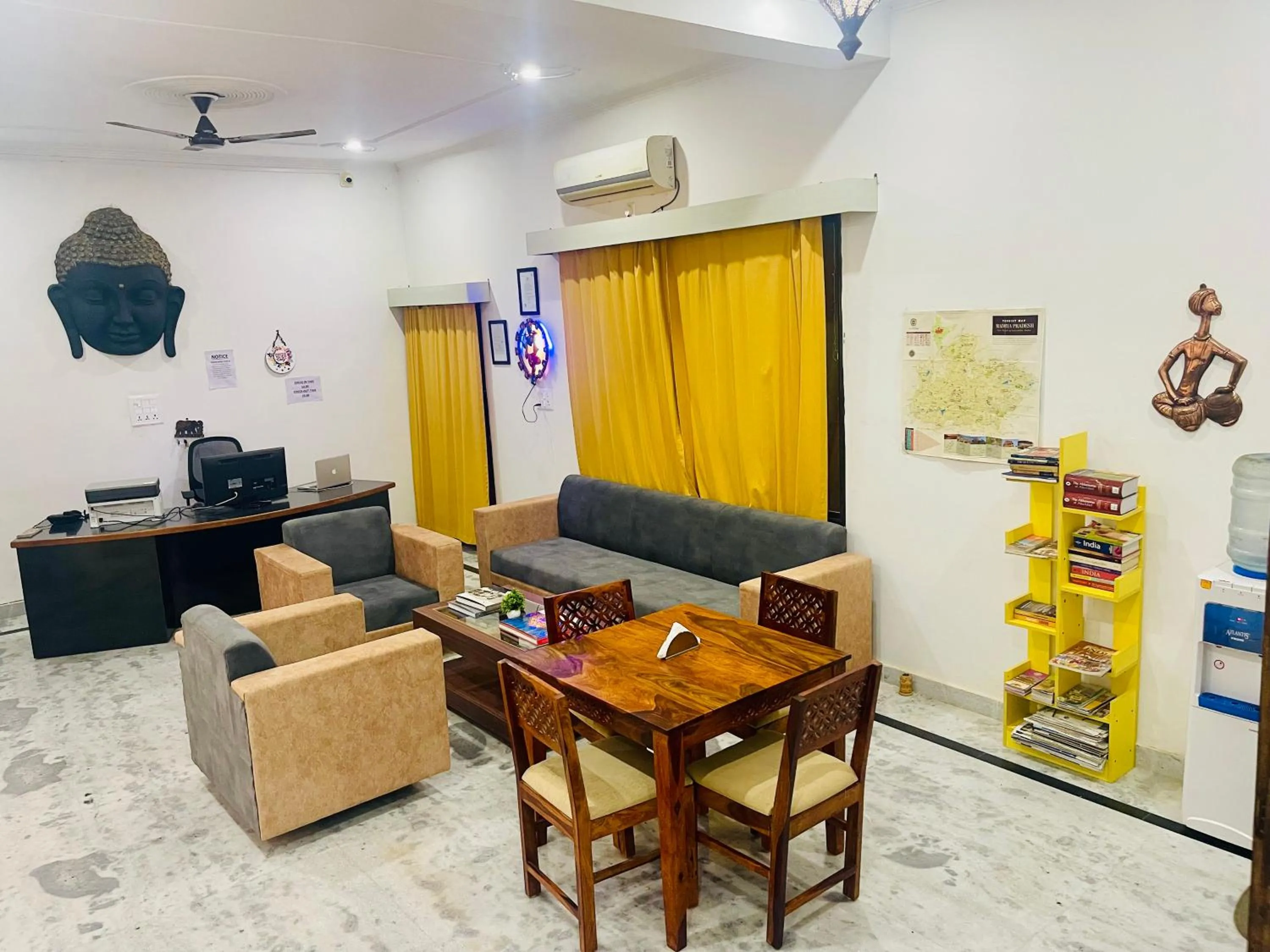 Communal lounge/ TV room in La Curcuma Luxury Homestay