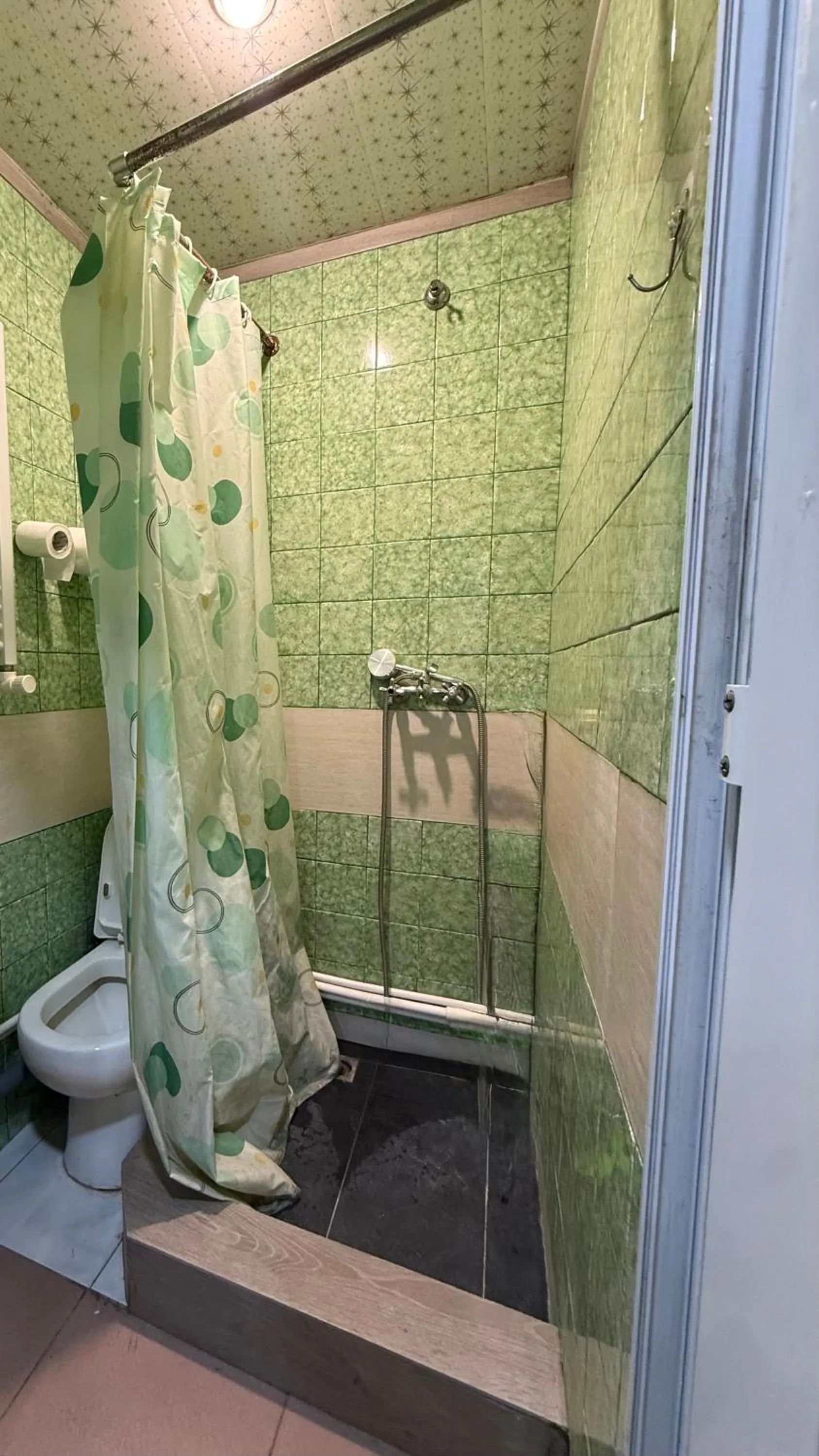 Bathroom in Vahe's corner house