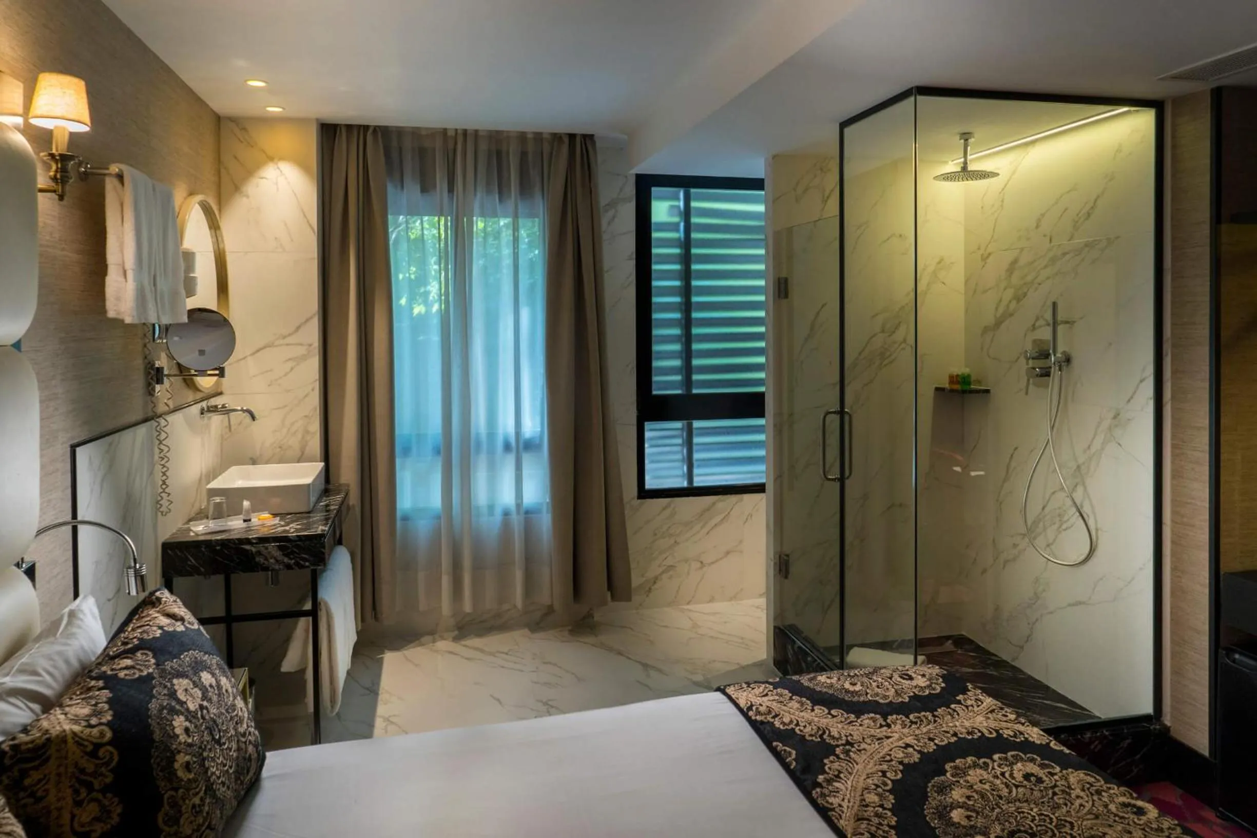 Shower, Bed in Hotel Mirador de Chamartín