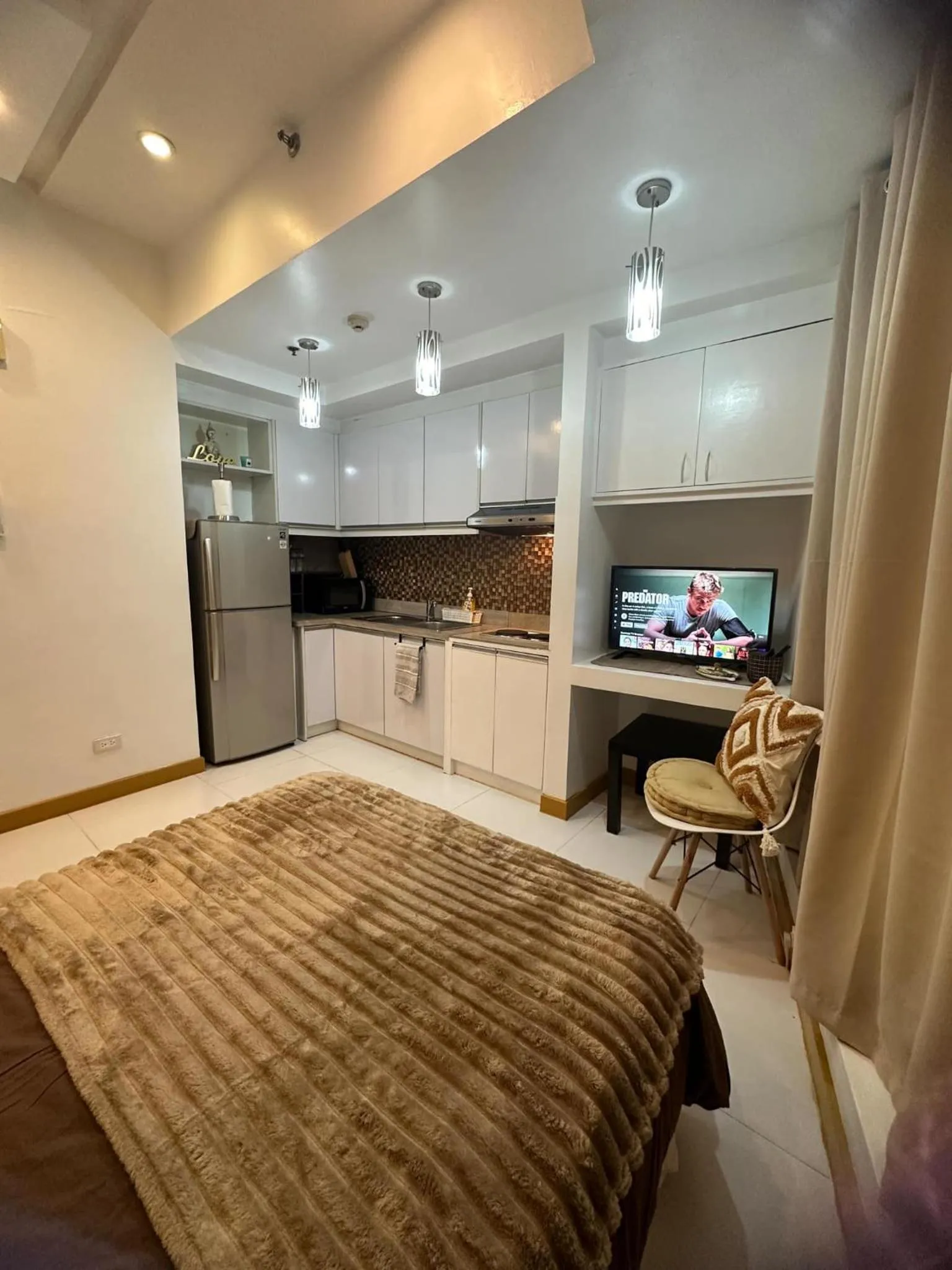 Bed in Cozy Place with City View at Greenbelt Makati