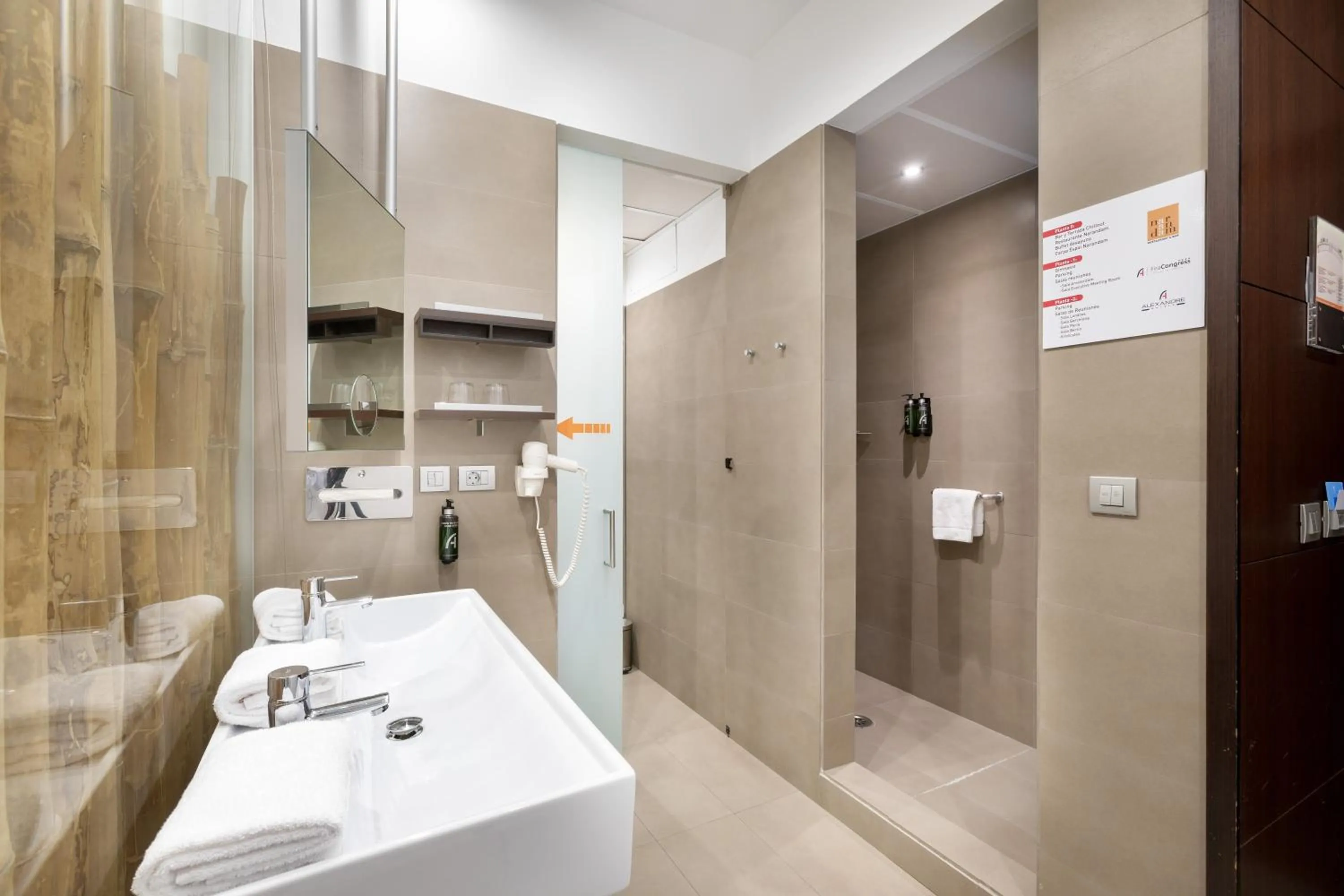 Bathroom in Alexandre Fira Congress