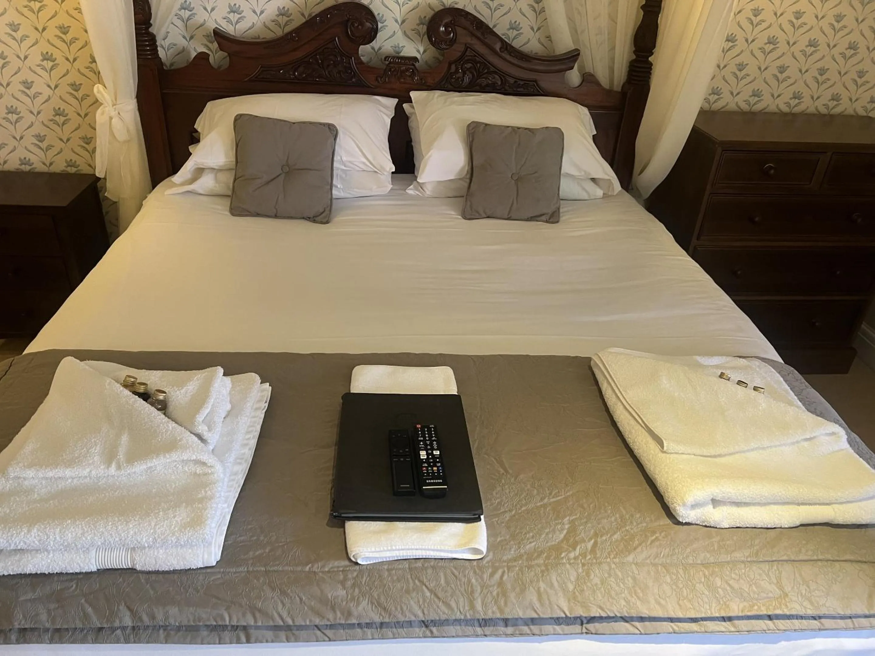 Bedroom, Bed in The George Inn