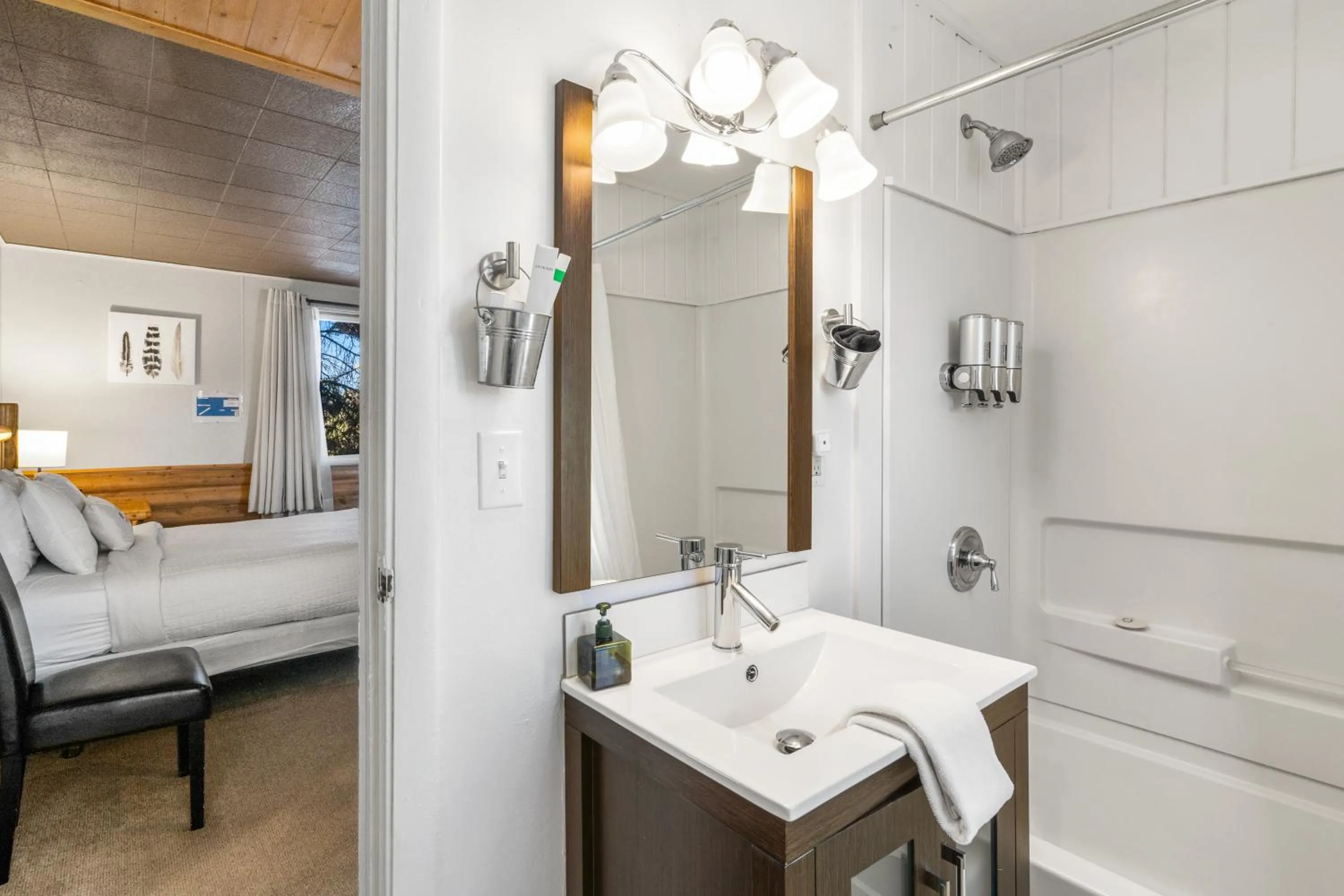 Shower, Bed in The Bucking Moose