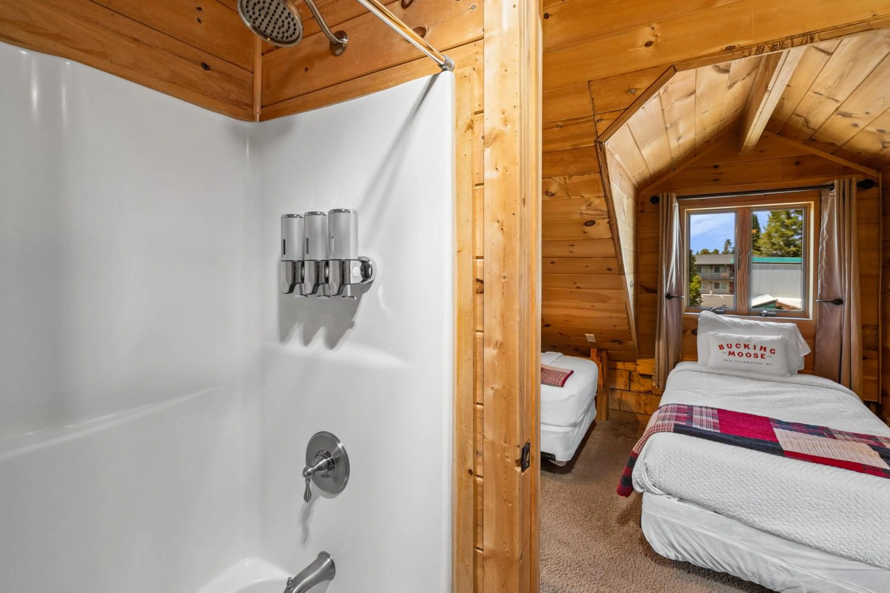 Shower, Bed in The Bucking Moose