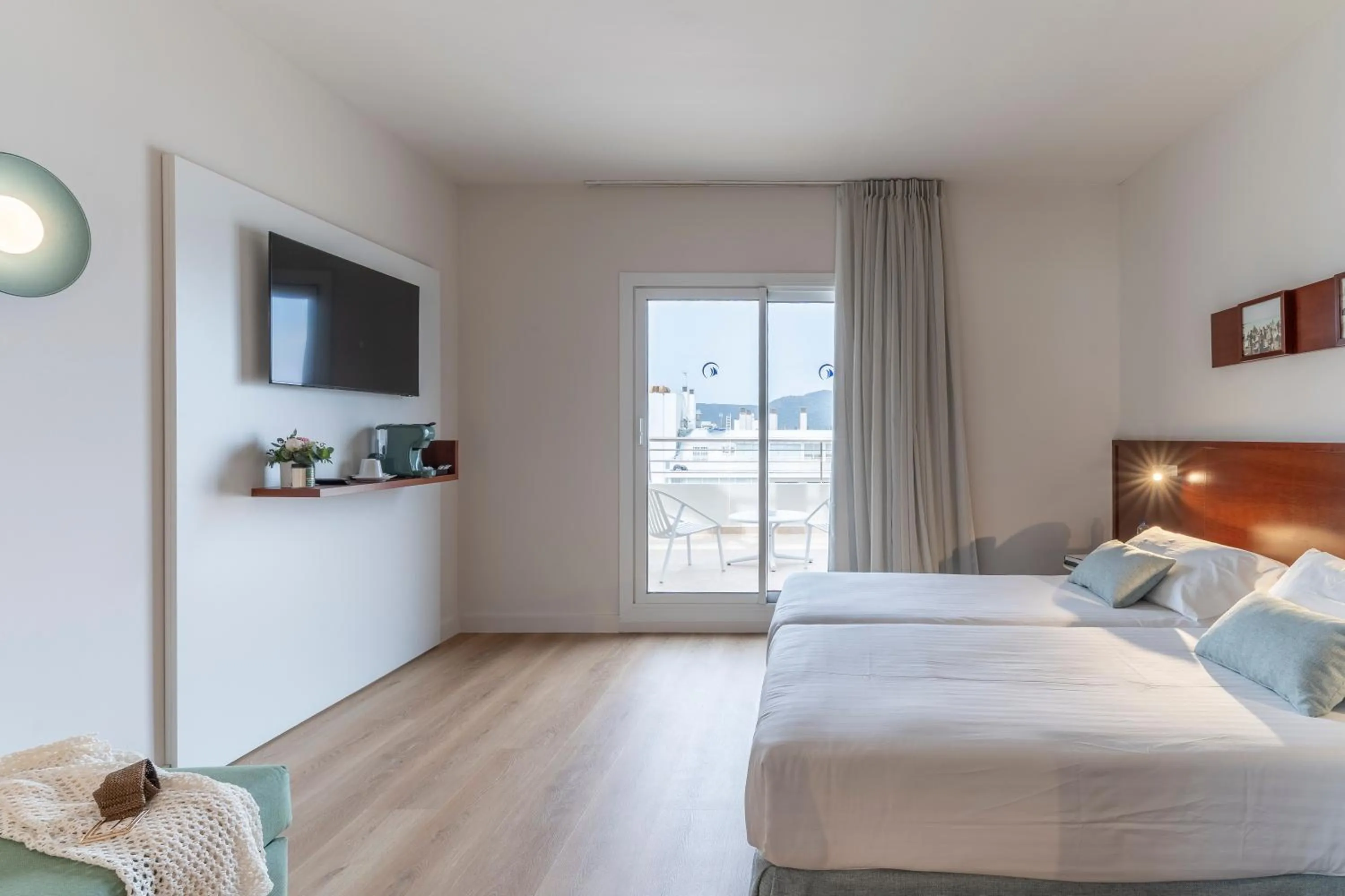 Bed in Prestige Victoria