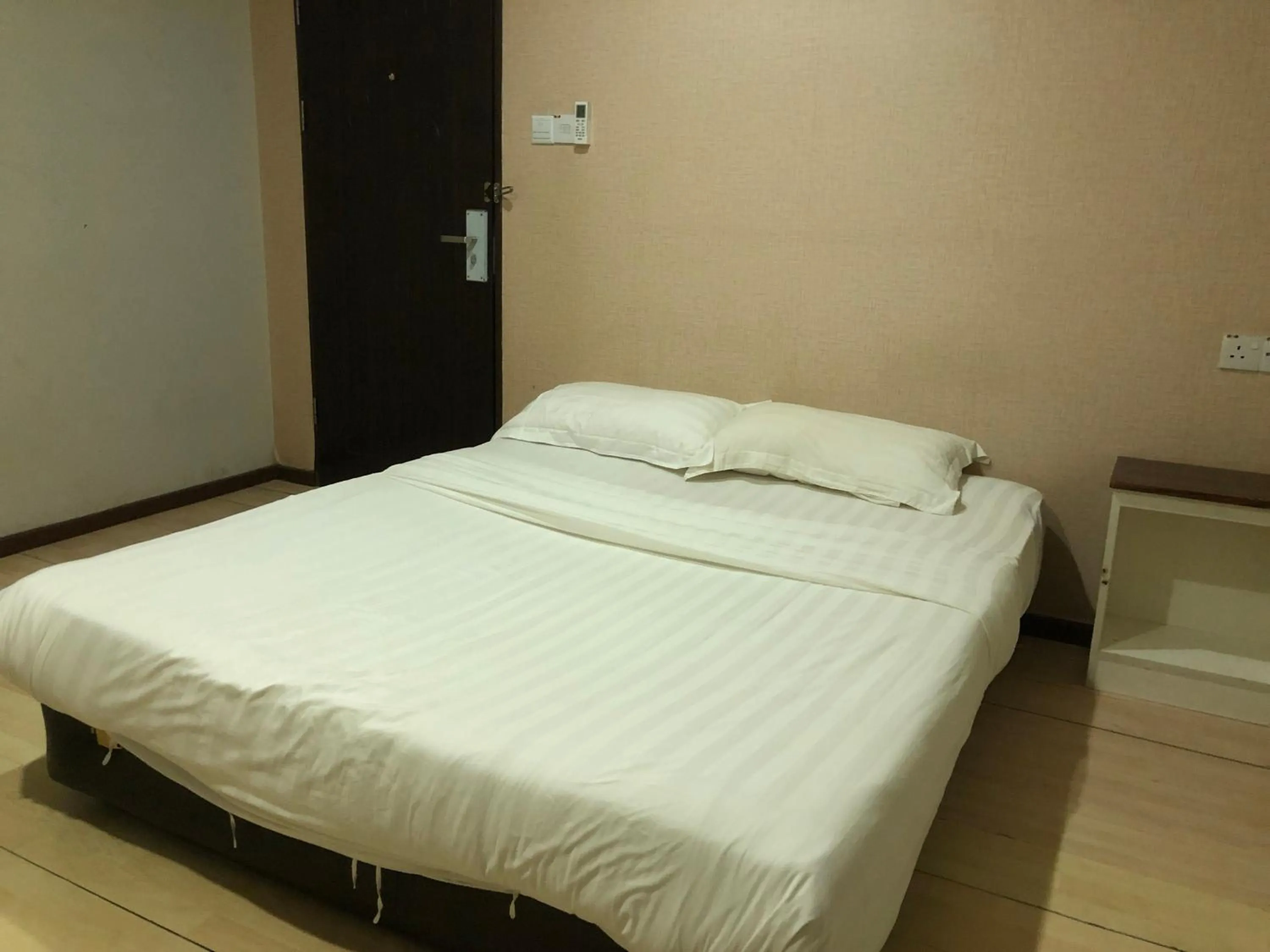 Bedroom in Super OYO 90668 Joy Inn