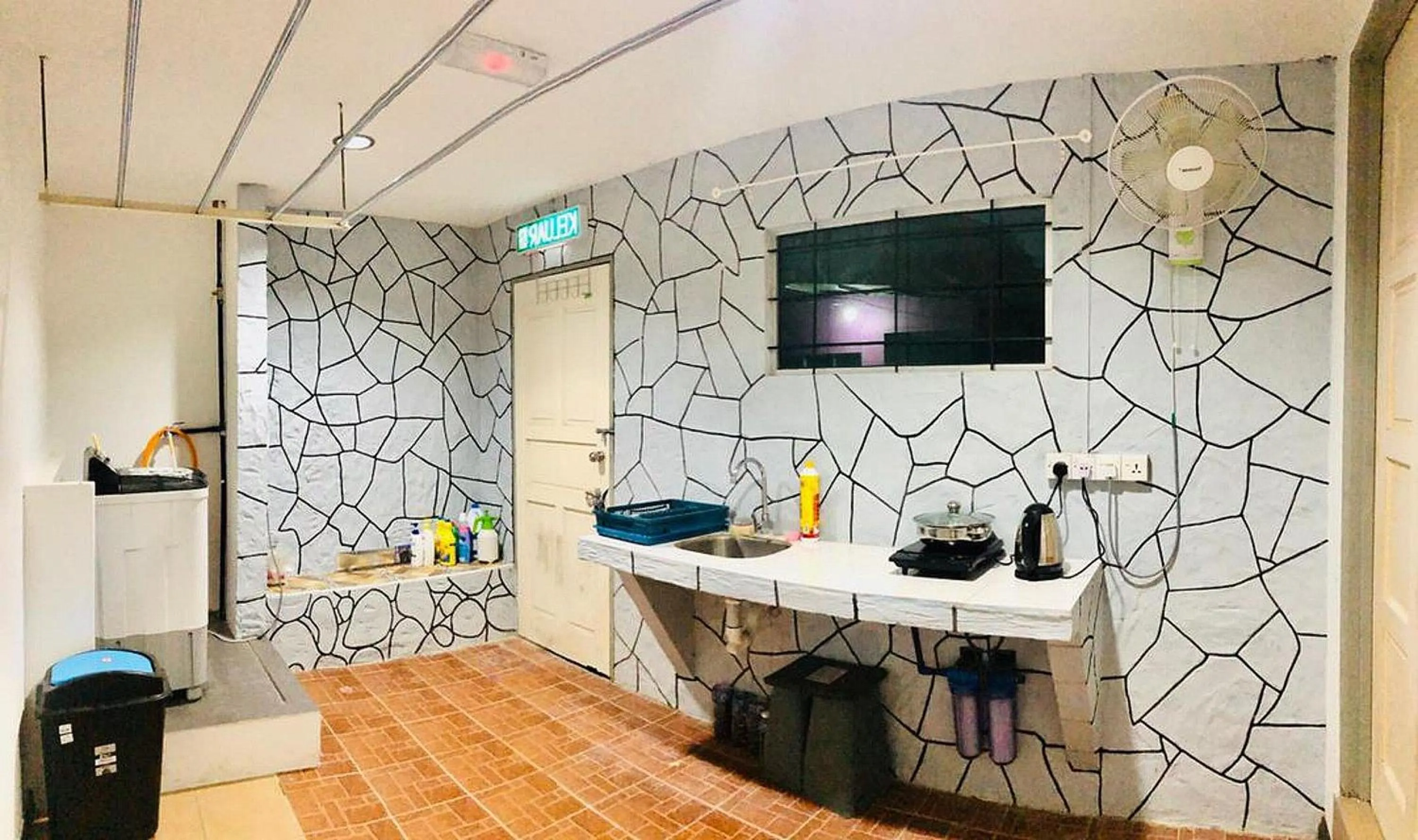 Lobby or reception, TV/Entertainment Center in OYO HOME 90667 Chen Room Bs