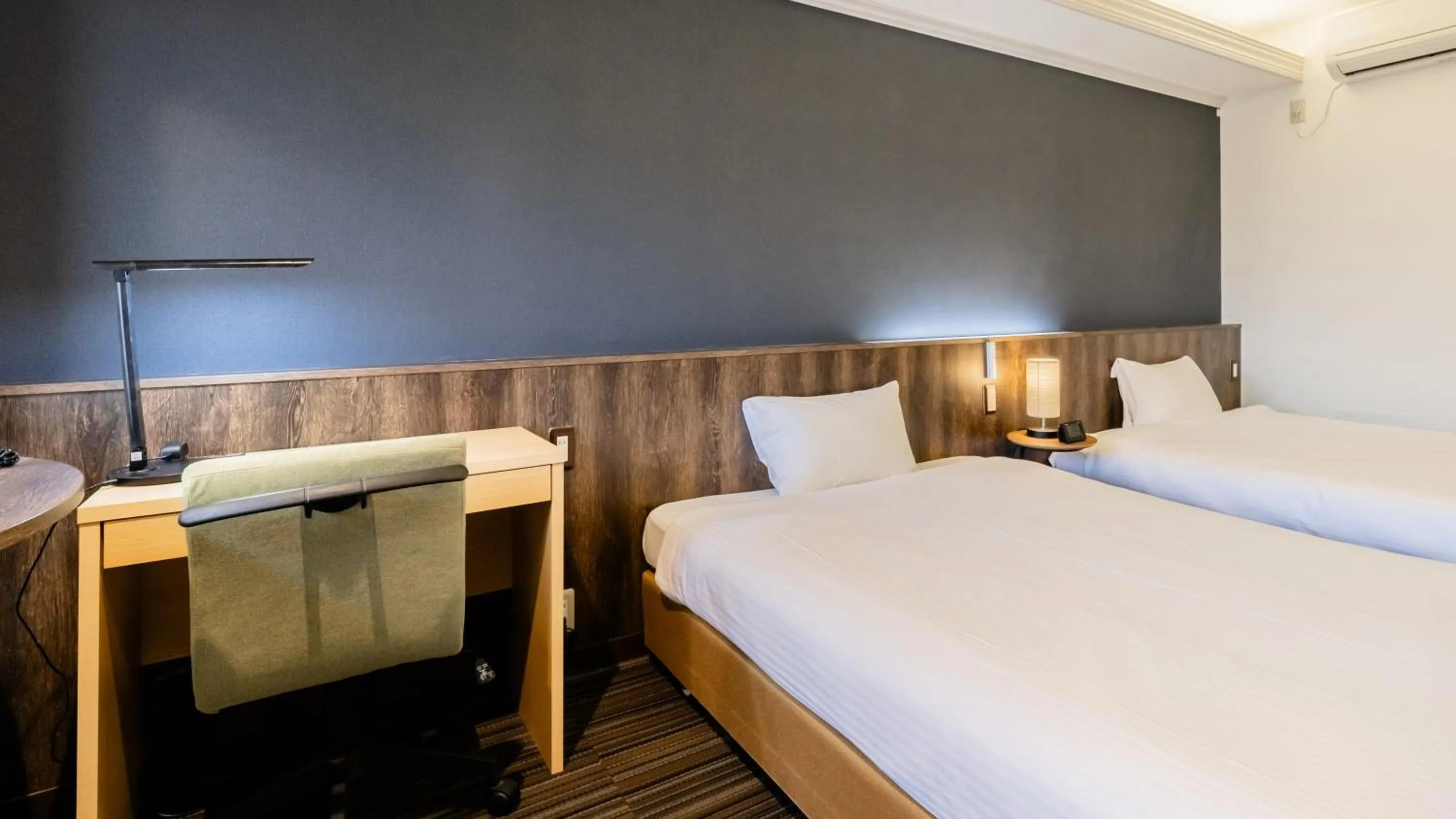 Photo of the whole room, Bed in L stay & grow Harumi