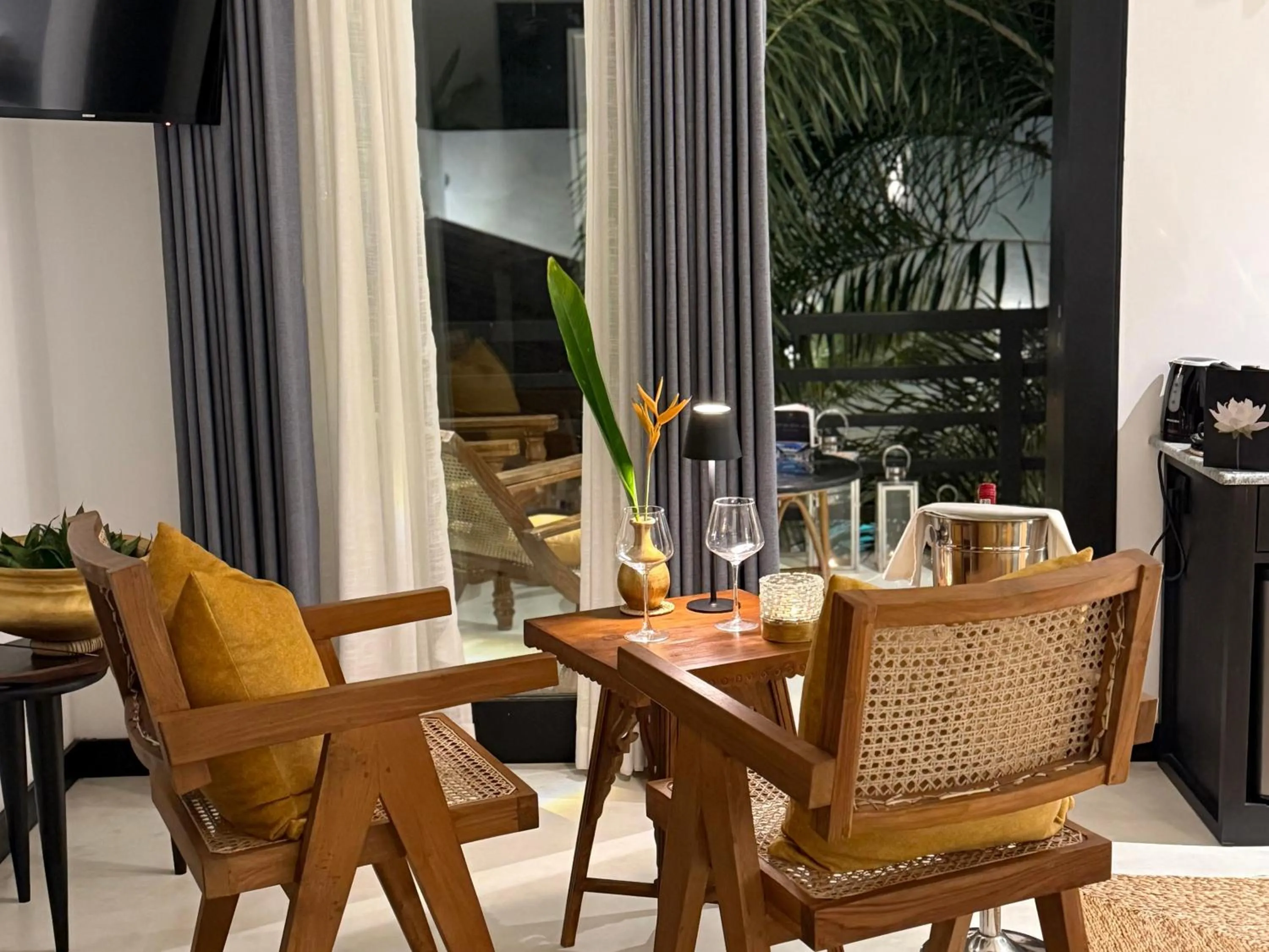 Food and drinks in D' Art VILLA RETREAT AND SPA