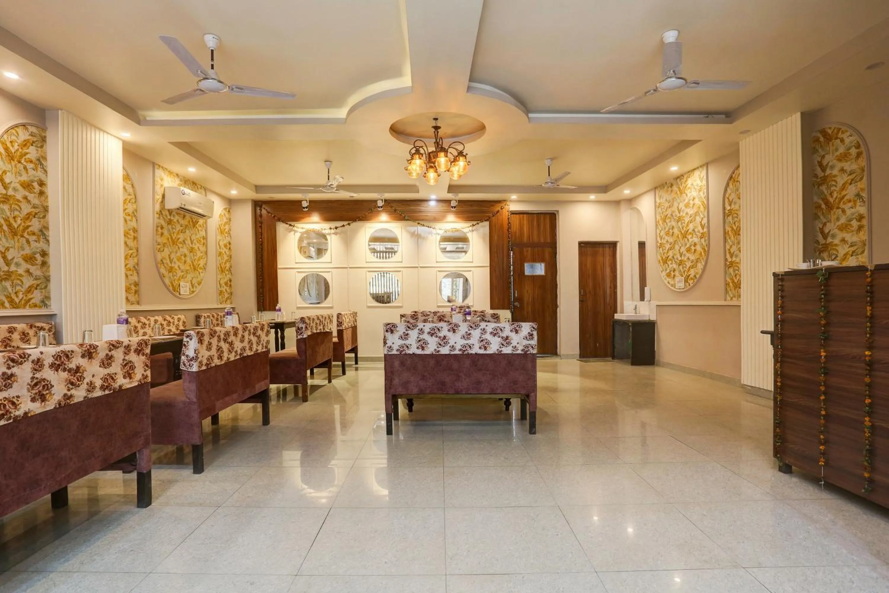 Restaurant/Places to Eat in HOTEL JAIRAJ