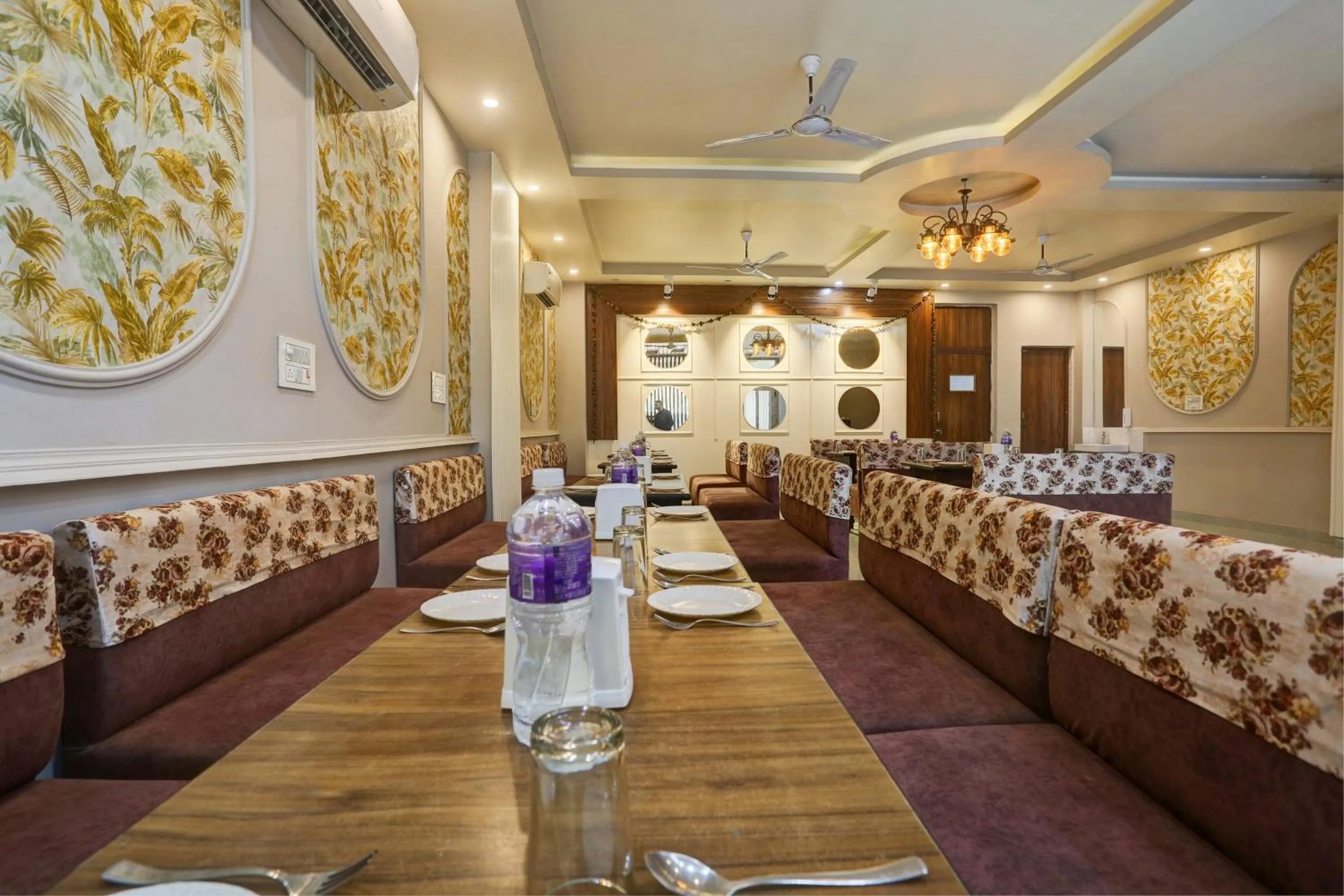 Restaurant/Places to Eat in HOTEL JAIRAJ