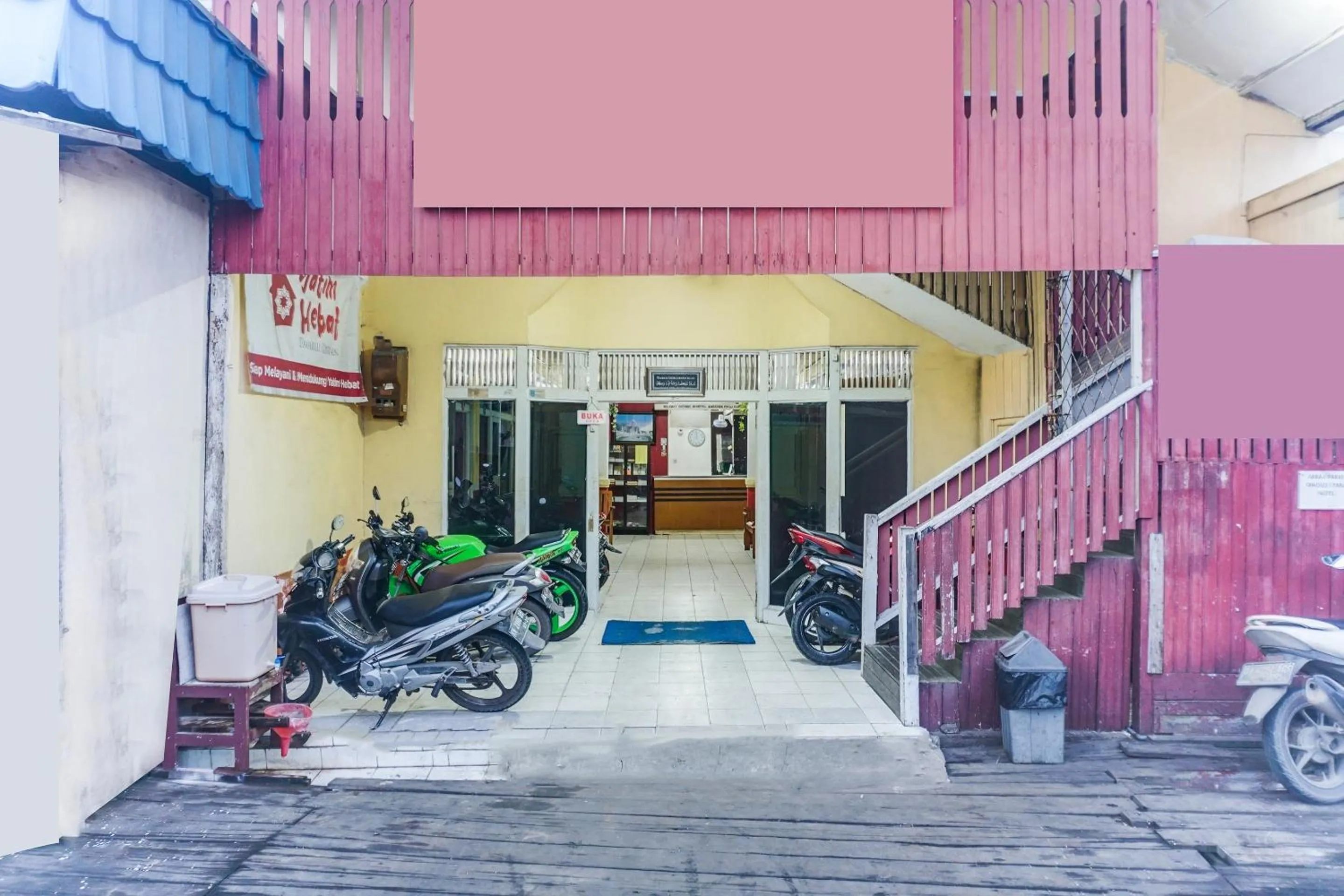 Facade/entrance in Hotel O Anggrek Daqu Syariah Kapuas