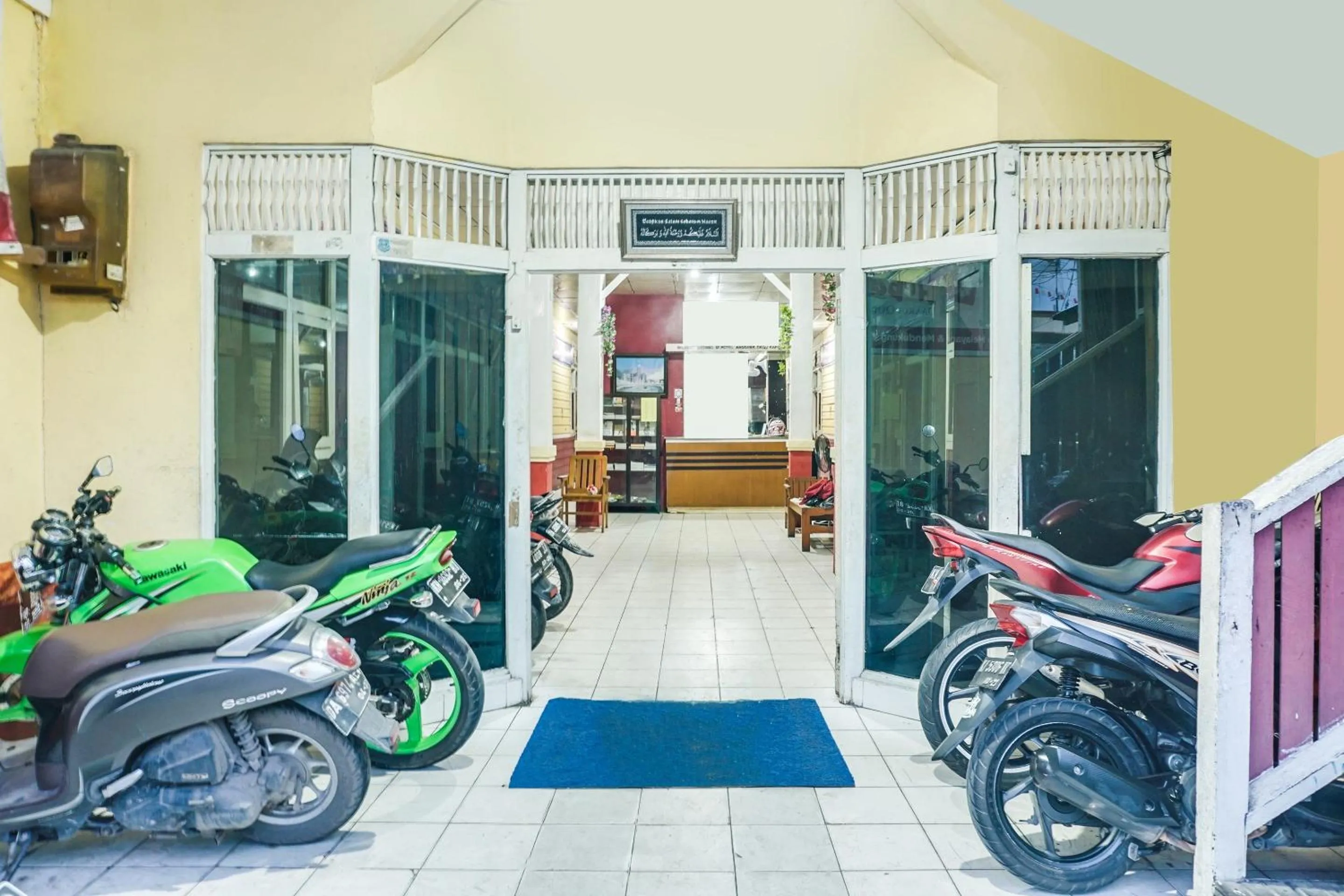 Facade/entrance in Hotel O Anggrek Daqu Syariah Kapuas