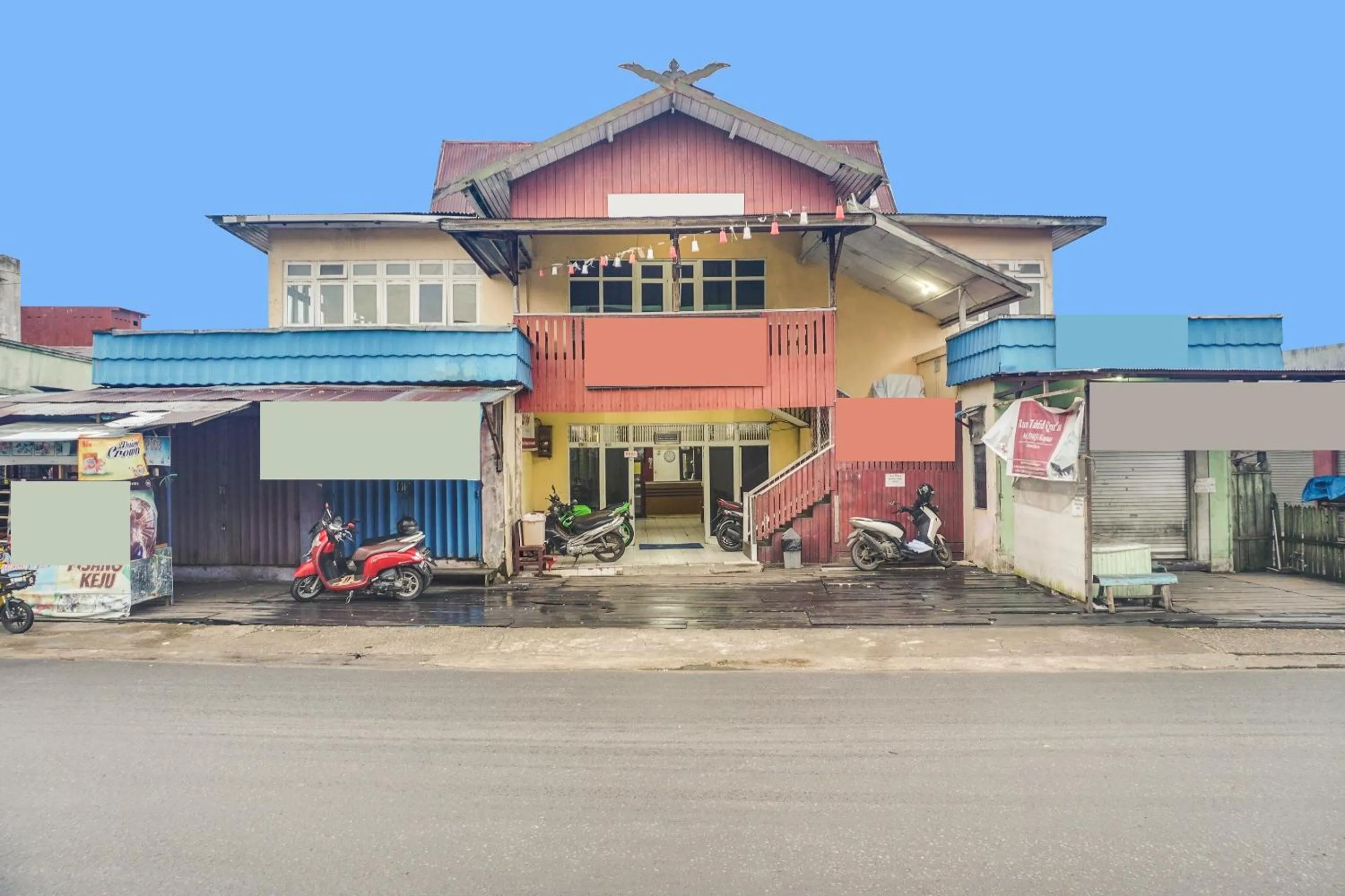 Facade/entrance in Hotel O Anggrek Daqu Syariah Kapuas