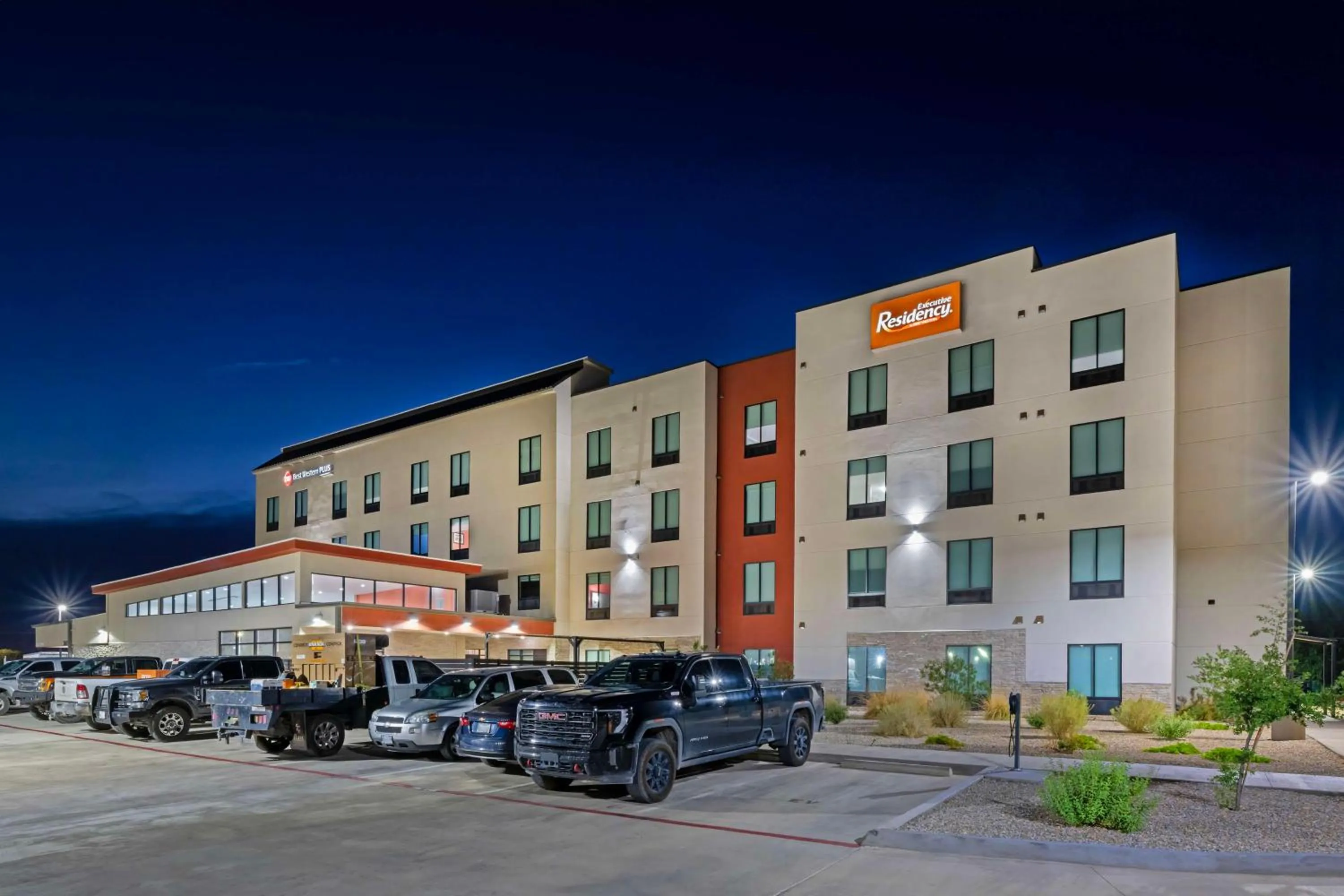 Property building in Best Western Plus Executive Residency Carlsbad Hotel