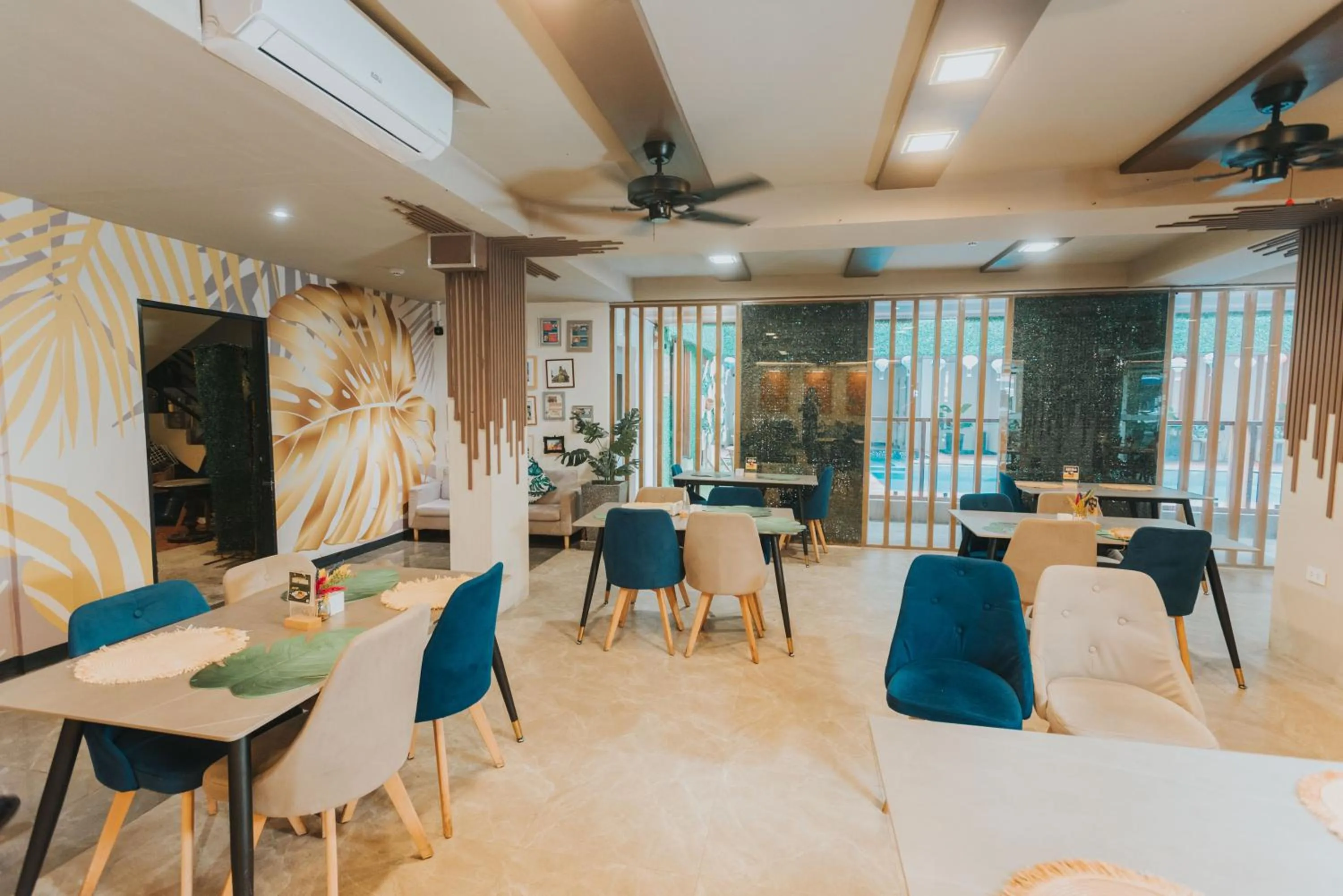 Restaurant/places to eat in SureStay Studio by Best Western Clarkview Angeles City