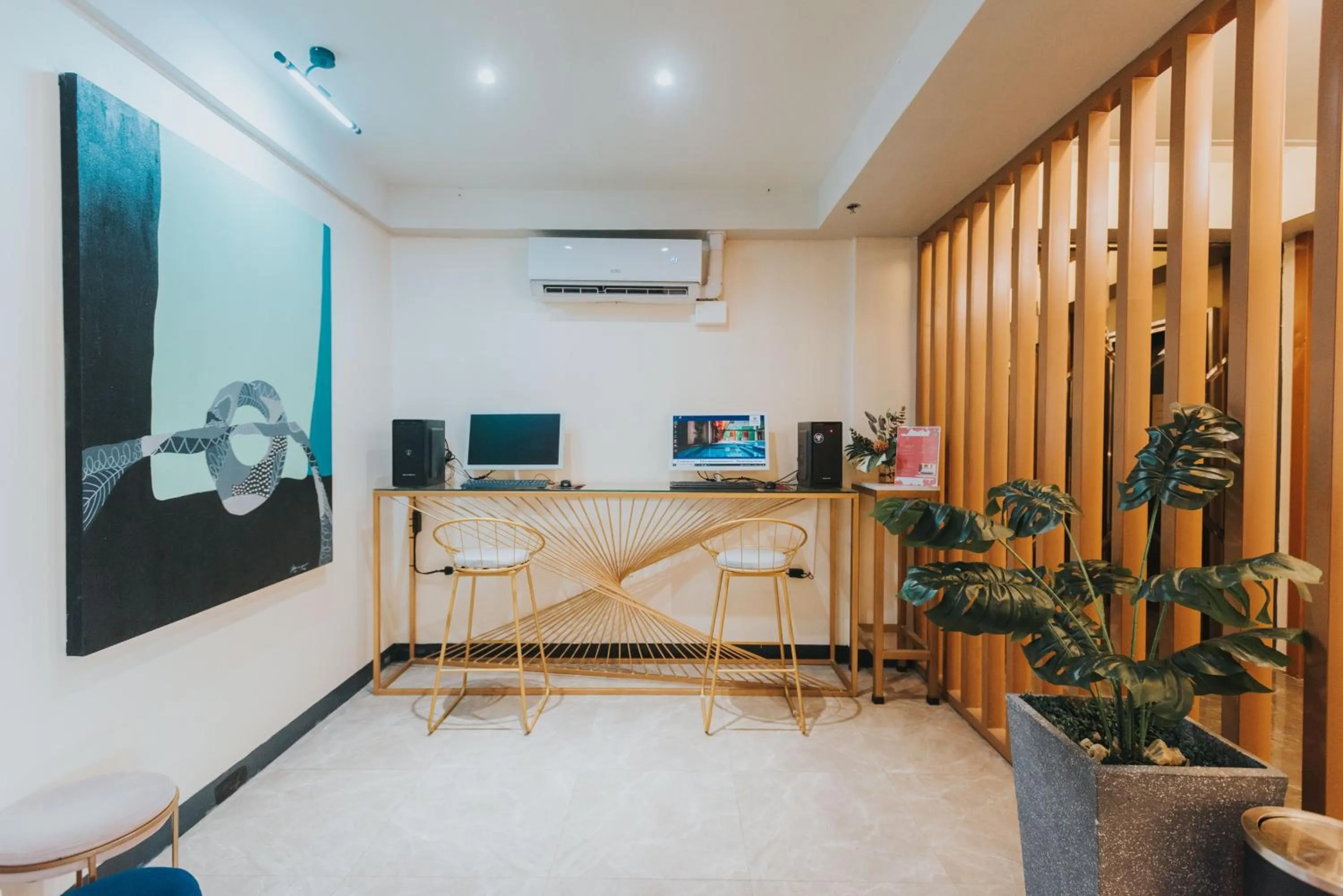 Lobby or reception in SureStay Studio by Best Western Clarkview Angeles City