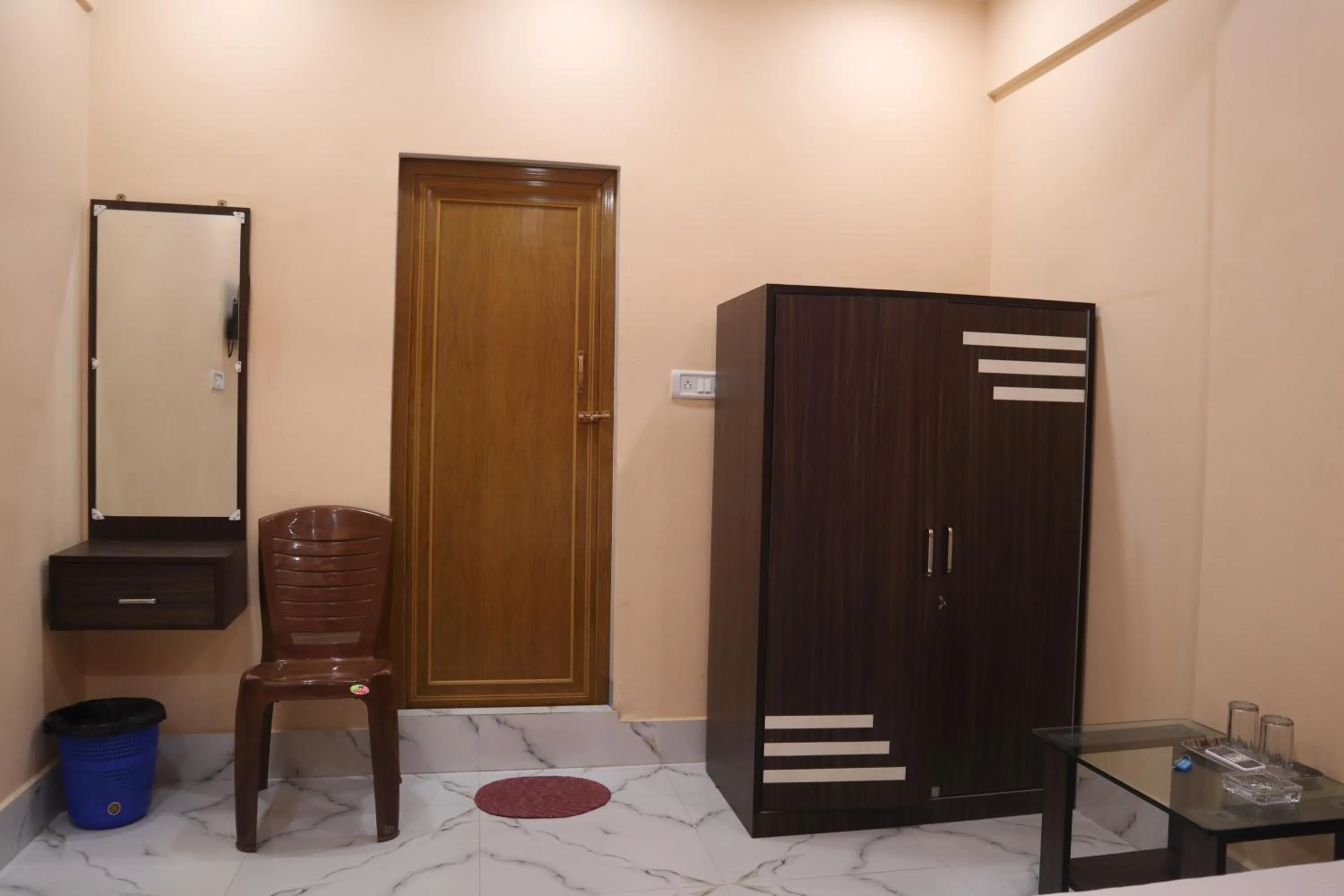 wardrobe in Hotel Saan Berhampore